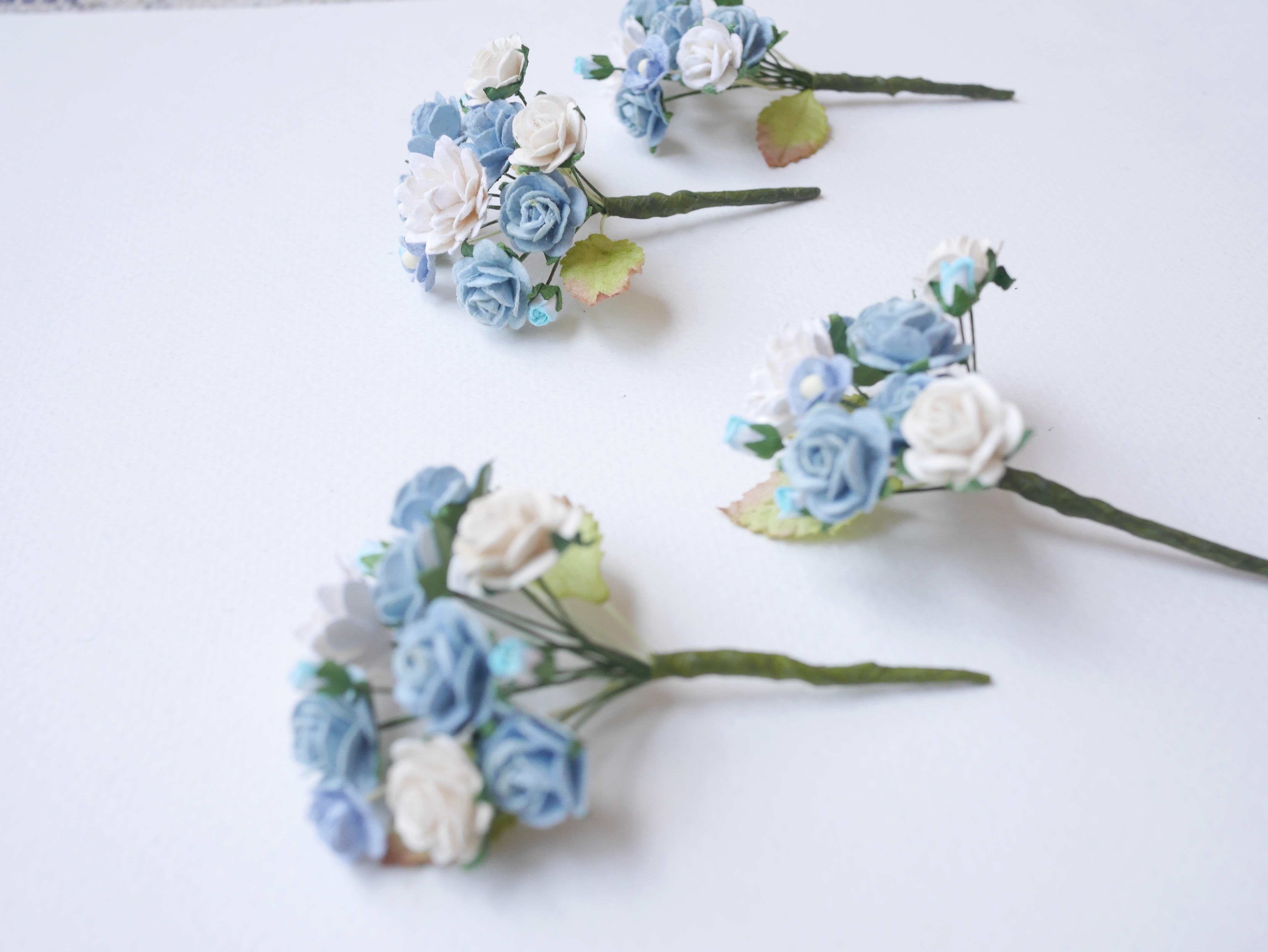 ช่อดอกไม้กระดาษ 4 ชิ้น ดอกไม้ประดับ งานแต่งงาน งานประดิษฐ์ ของชำร่วย ดอกไม้กระดาษสา งานแต่งงาน DIY wedding boutonniere or making centerpieces gift decoration, pale blue and white color.
