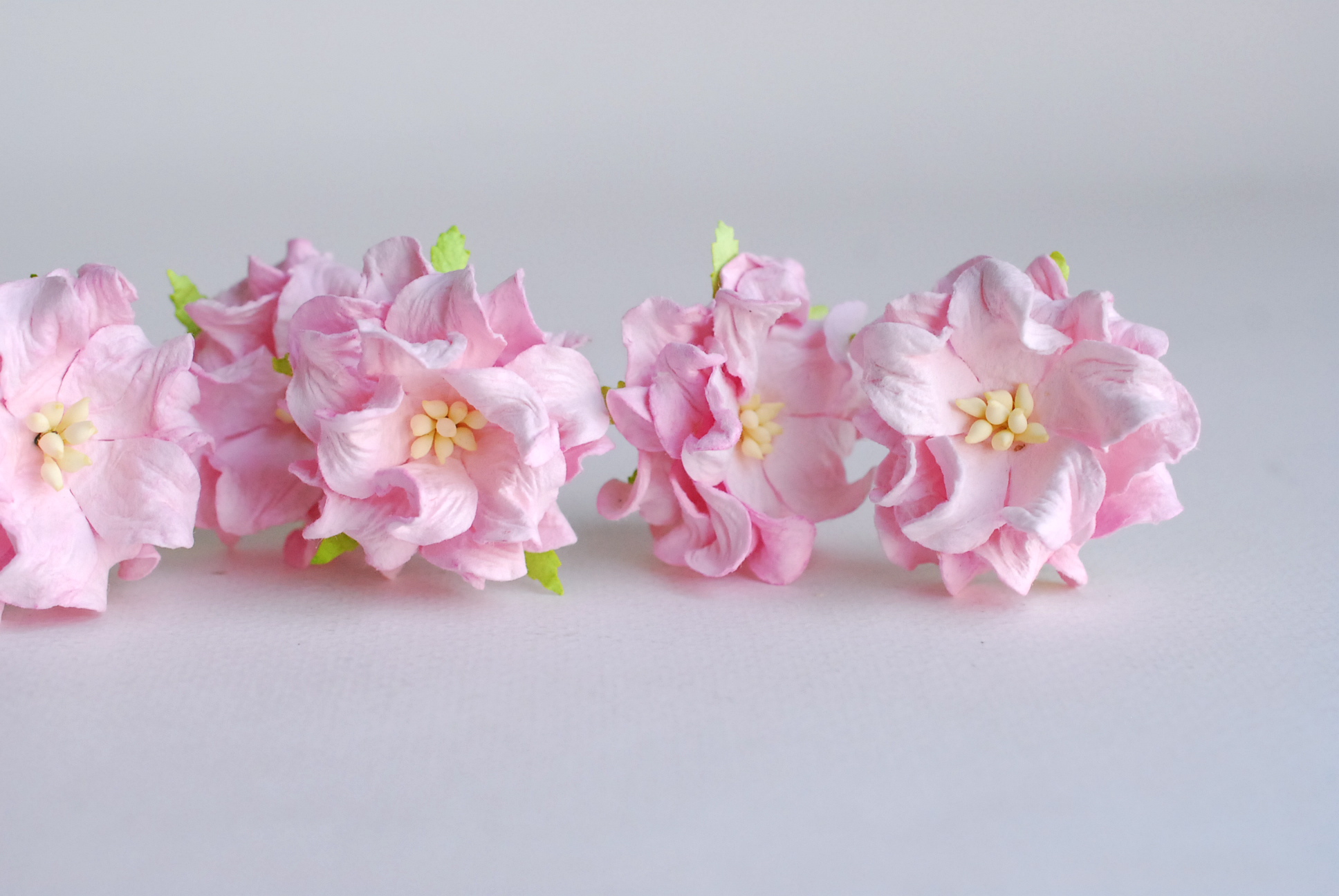 ดอกไม้กระดาษสา ราคาส่ง, ดอกการเดนเนียกระดาษสา ดอกไม้ประดิษฐ์ ตกแต่งงานแต่งงาน ประดิษฐ์ข้อมือเพื่อนเจ้าสาว ขนา่ด 3.5 cm., สำหรับของชำร่วย, งานแต่งงาน, ดอกไม้ทำข้อมือเจ้าสาว สีชมพูอ่อน จำนวน 25 ดอก Paper flower,25 Pieces mulberry gardenia flowers supplies,