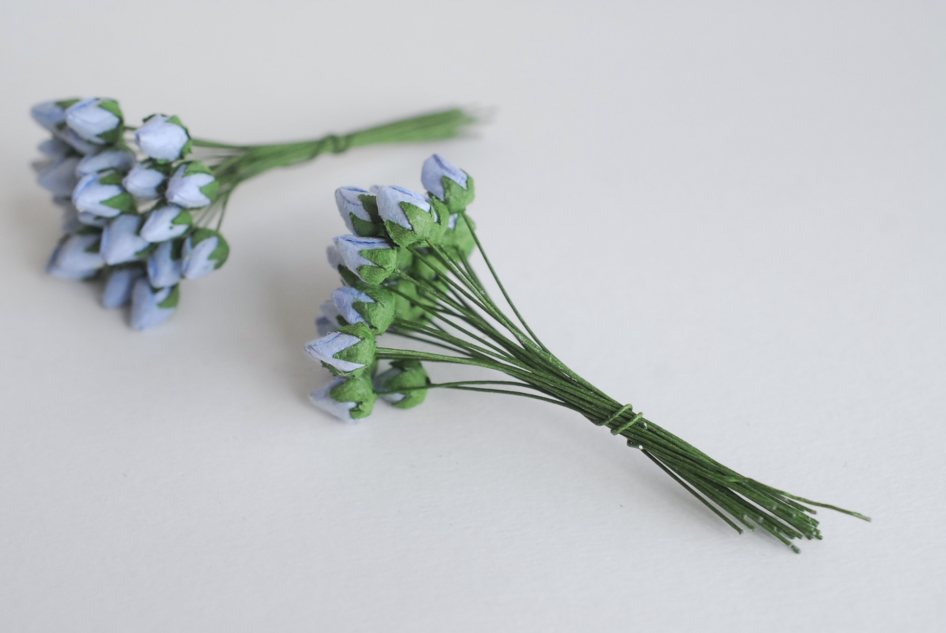 ดอกไม้กระดาษสา ดอกไม้กระดาษสา จตุจักร งานประดิษฐ์ ดอกไม้ทำข้อมือเพื่อนเจ้าสาว แต่งงาน, ดอกกุหลาบตูม 50 ดอก สีน้ำเงินตุ่น ขนาด 0.8 x 0.8 cm. paper flowers, budding roses flower 1.5x1.5 cm. 50 pieces. pale blue color.