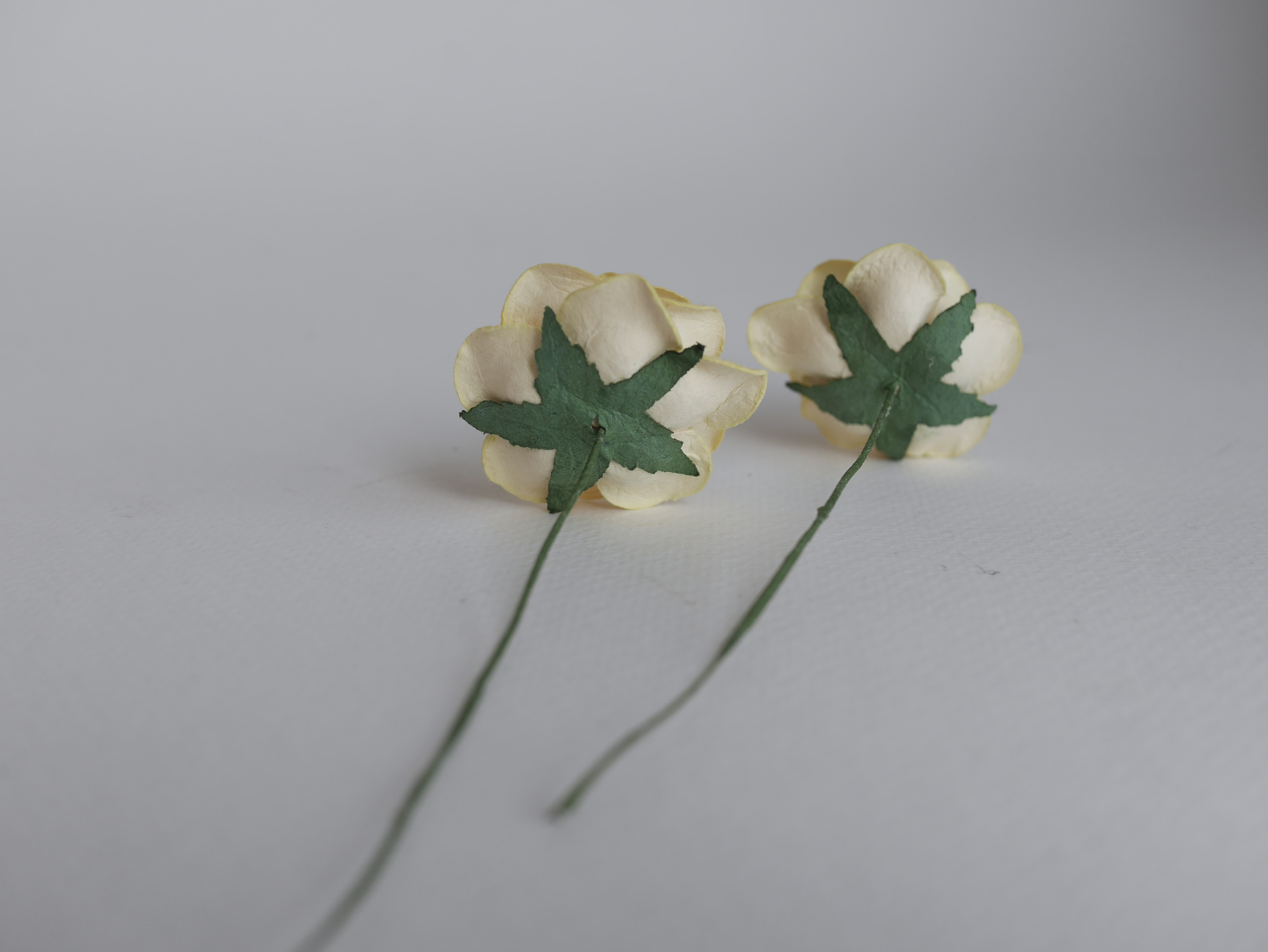 ดอกไม้กระดาษสา ดอกกุหลาบกระดาษสา ดอกไม้กุหลาบ กลีบโค้ง ดอกไม้ประดิษฐ์ สำหรับตกแต่ง หรืองานแต่งงาน สีเหลือง ขนาด 3.5 cm. จำนวน 25 ดอก Paper flowers, handmade flowers, small roses paper size 3.5 cm. 25 pieces, yellow color.