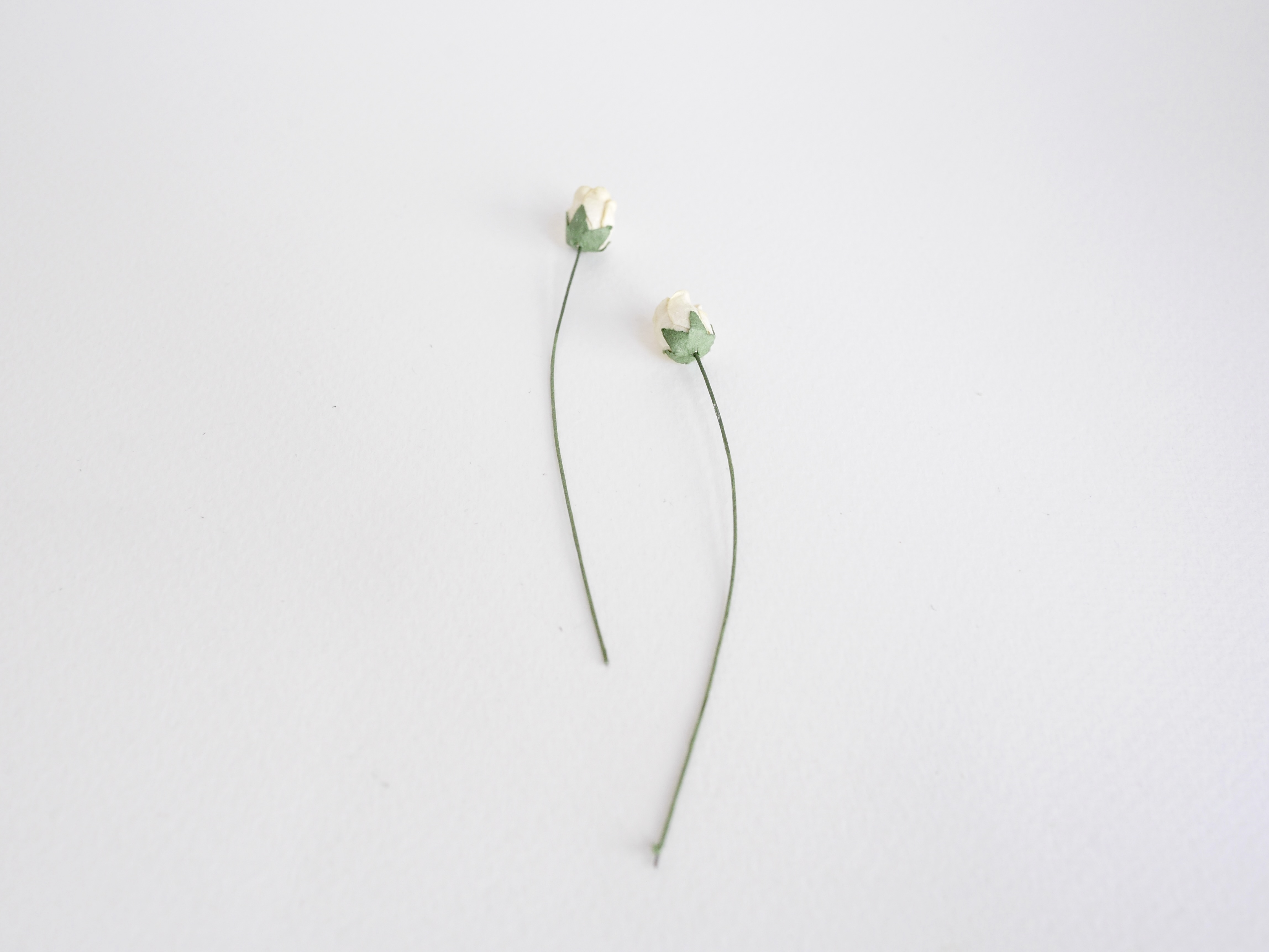 ดอกไม้กระดาษสา ดอกไม้กระดาษสา จตุจักร งานประดิษฐ์ ดอกไม้ทำข้อมือเพื่อนเจ้าสาว แต่งงาน, ดอกกุหลาบตูม 0.8x1 cm. 25 ดอก สีเหลืองอ่อน paper flowers, budding roses flower 0.8x1 cm. 25 pieces pale yellow color.