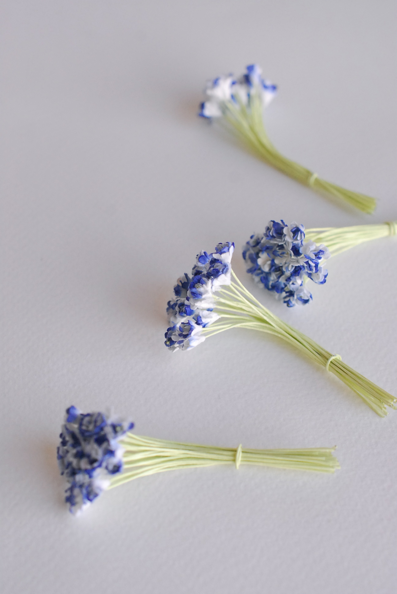 ดอกไม้ประดิษฐ์, ดอกไม้กระดาษสา, ดอก gypsophila, ดอกยิปโซ งานประดิษฐ์ตกแต่งของชำร่วย, ดอกไม้ทำพานพุ่ม, พานรับไหว้, ขนาด 0.4 cm. สีน้ำเงินปัดขาว