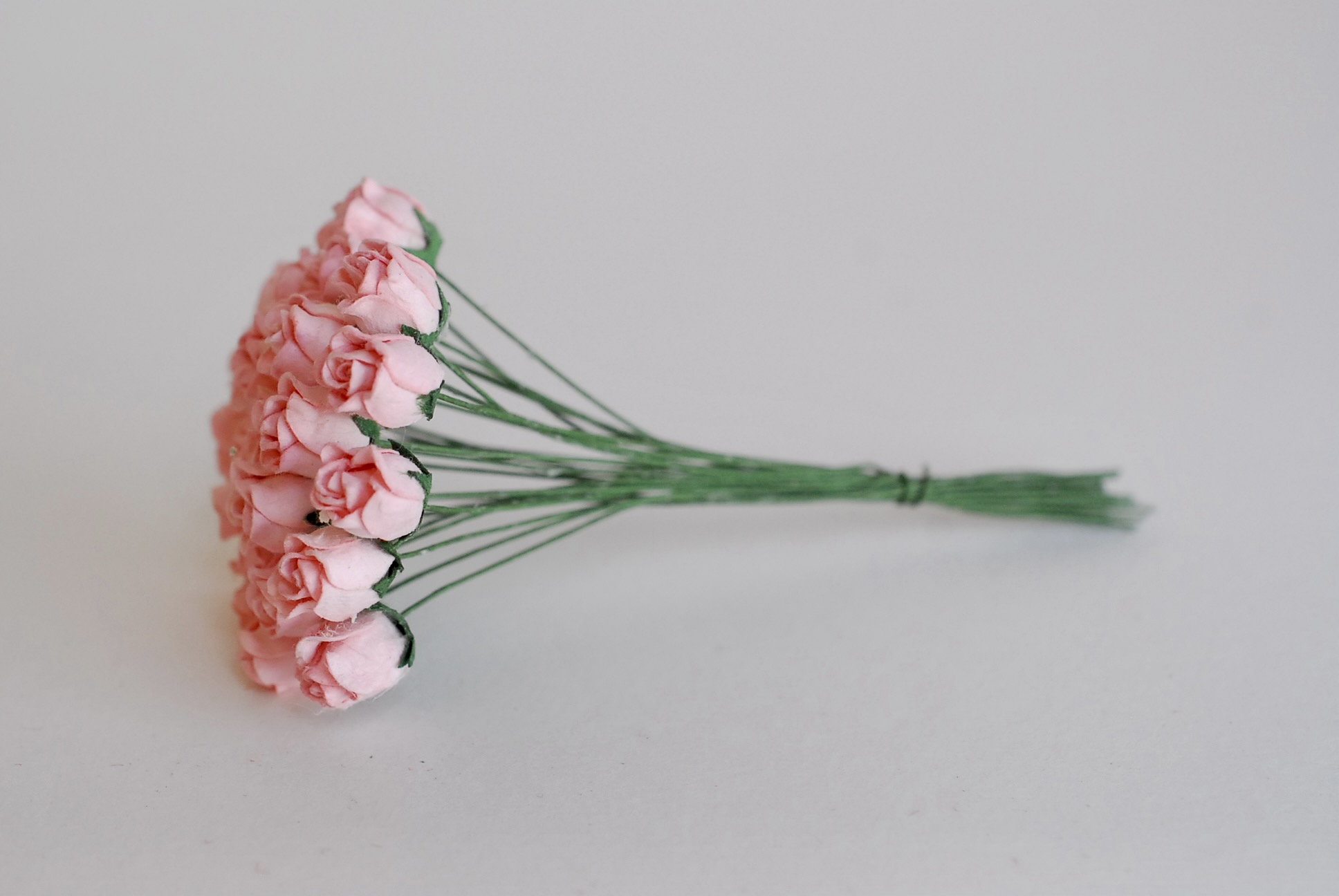 ดอกไม้กระดาษสา ดอกไม้กระดาษสา จตุจักร งานประดิษฐ์ ดอกไม้ทำข้อมือเพื่อนเจ้าสาว แต่งงาน, ดอกกุหลาบตูม 0.8x1 cm. 25 ดอก สีชมพูพีช paper flowers, budding roses flower 0.8x1 cm. 25 peach pink pastel color.