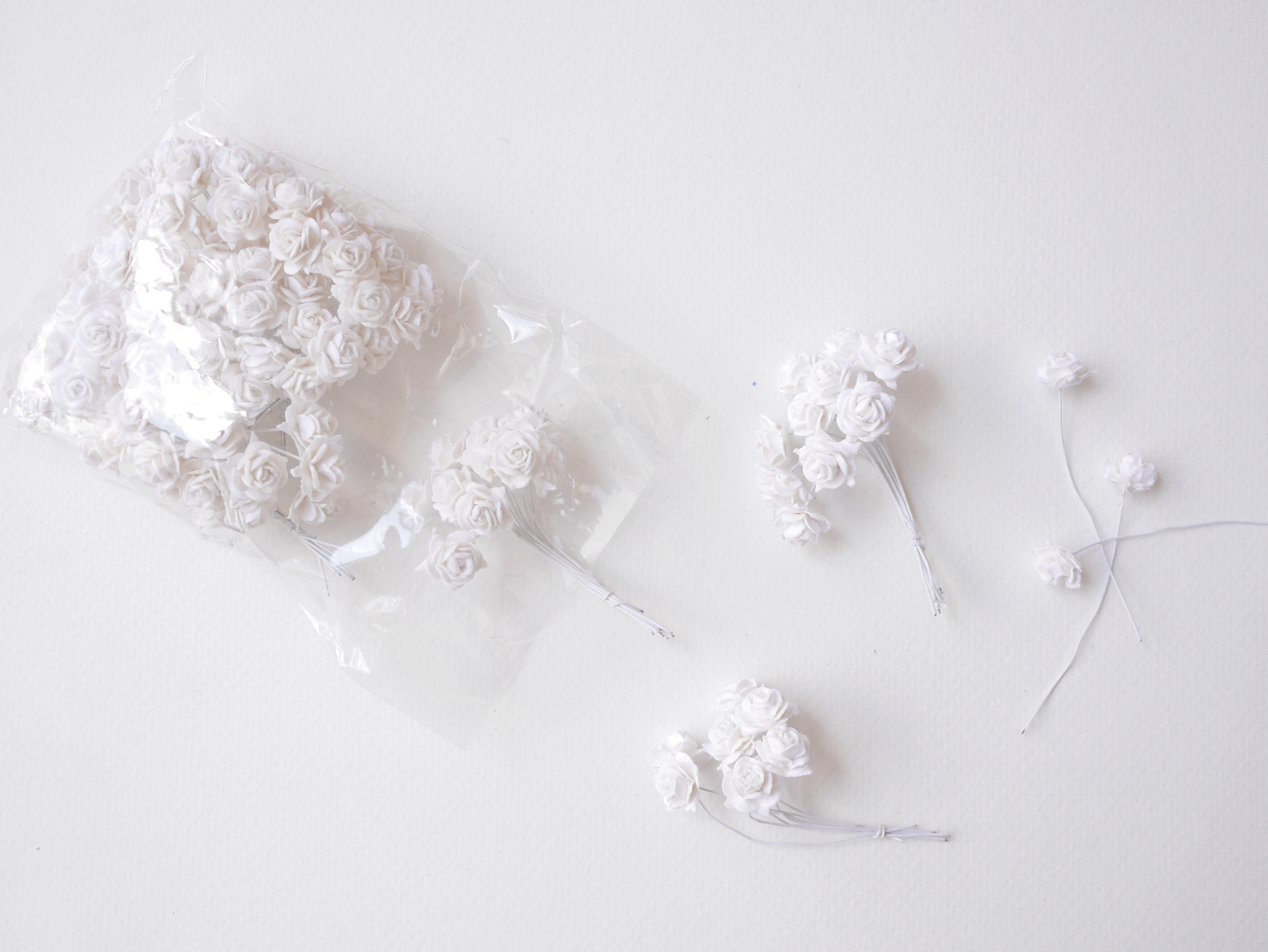 ดอกไม้กระดาษสาสำหรับตกแต่ง ของชำร่วย ดอกกุหลาบ กระดาษสา สีขาว #147 ขนาด 1 cm. จำนวน 100 ดอก/1 ถุง Small handmade rose paper flower supplies 100 pieces, white color.