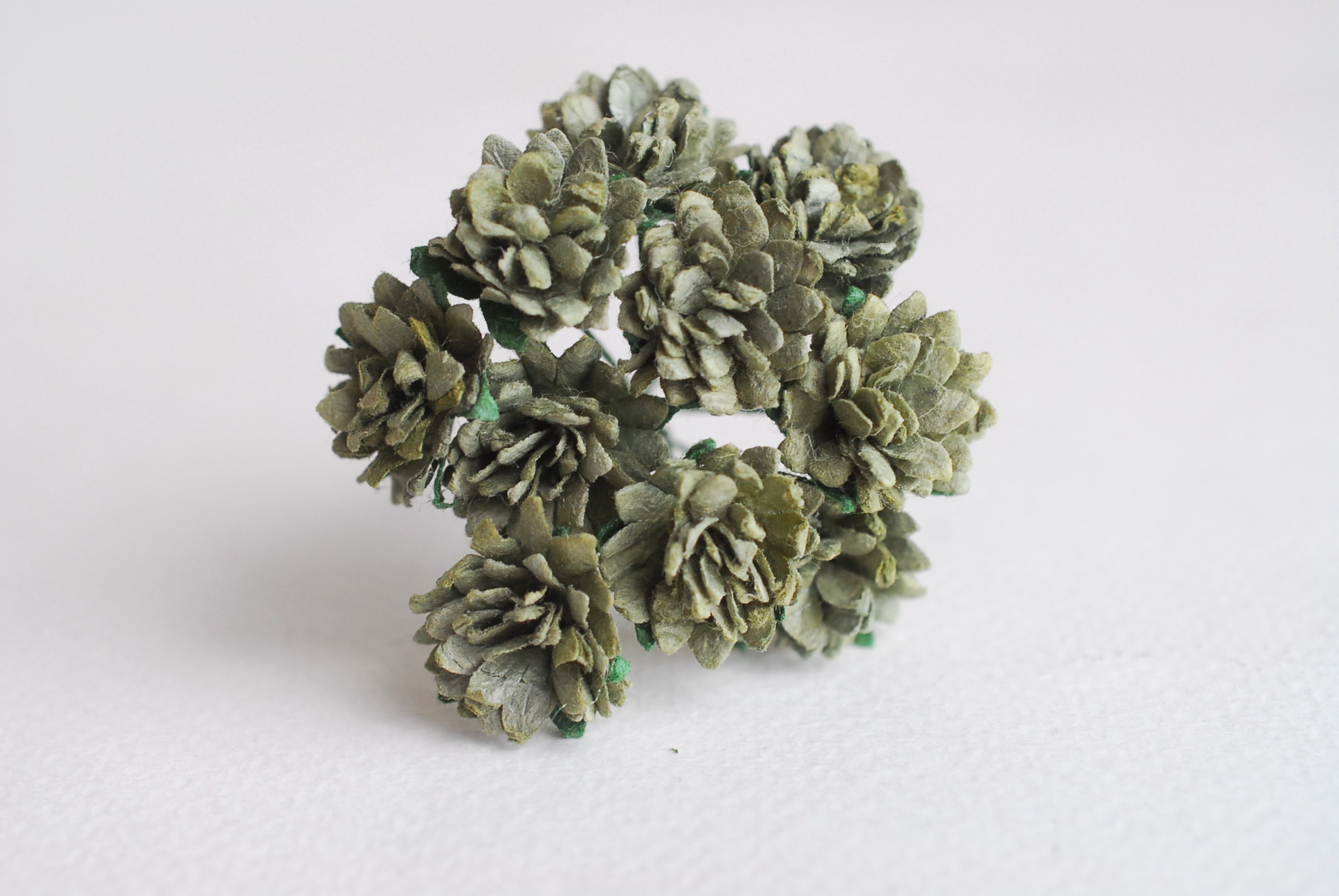 ดอกไม้ประดิษฐ์, ดอกไม้กระดาษสา, ดอก gypsophila, ดอกยิปโซ งานประดิษฐ์ตกแต่งของชำร่วย, ดอกไม้ทำพานพุ่ม,พานพวงมาลัย, พานรับไหว้, ขนาด 1.5 cm. สีเขียวตุ่น