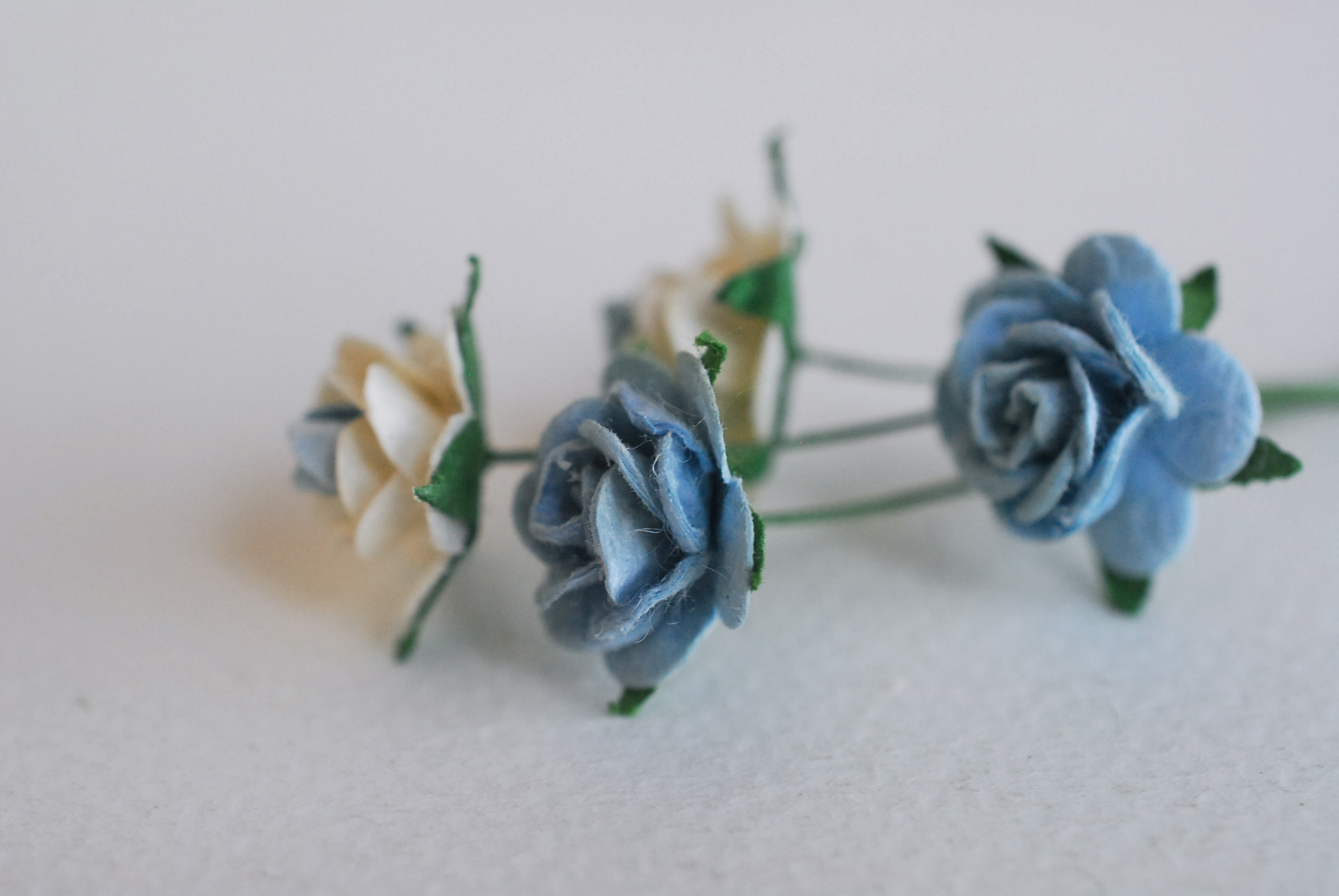 ซื้อ1 ห่อ แถม 1 ห่อ ดอกไม้กุหลาบกระดาษ ดอกไม้กระดาษสา, ดอกกุหลาบจิ๋ว, ดอกไม้กระดาษสาขายส่ง สีฟ้าตุ่น แถมสีฟ้าจุดขาว ขนาด 1.5 cm. จำนวน 100 ดอก Paper Flowers size 1.5 cm., mini roses pale blue color, 100 pcs. and get free 1 pack of blue sky-white color.