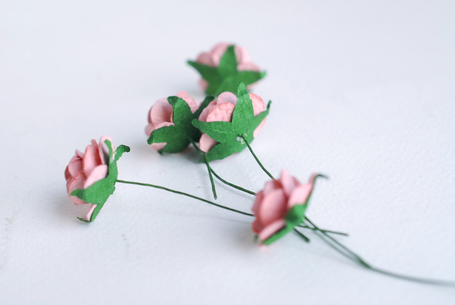 ดอกไม้กระดาษสา ราคาส่ง, งานประดิษฐ์, ของชำร่วย, งานแต่งงาน, ข้อมือเจ้าสาว สีชมพูหม่น ขนาด 2 cm. จำนวน 50 ดอก paper flowers, DIY paper flowers supplies, mini roses paper size2 cm. 50 pieces.