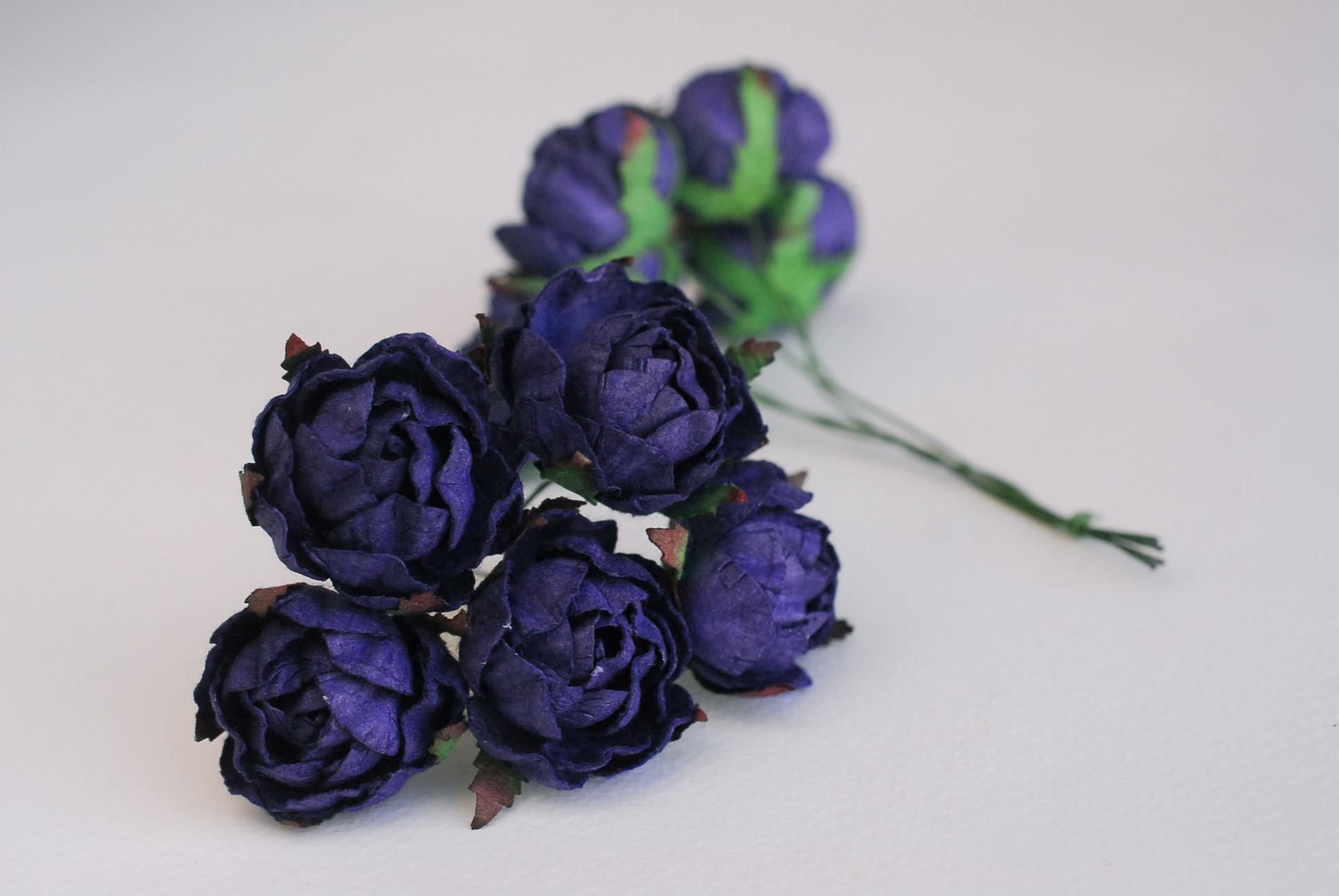 ดอกไม้กระดาษสาราคาส่ง, ดอกไม้กระดาษ,สำหรับตกแต่งของชำร่วย งานแต่งงาน ดอกกุหลาบกลม peony ขนาด 3.5 cm. จำนวน 25 ดอก, สีน้ำเงินเข้ม Paper Flowers, Peony flowers supplies size 3.5 cm./ 25 pieces, handmade flowers, peony passion blue color.