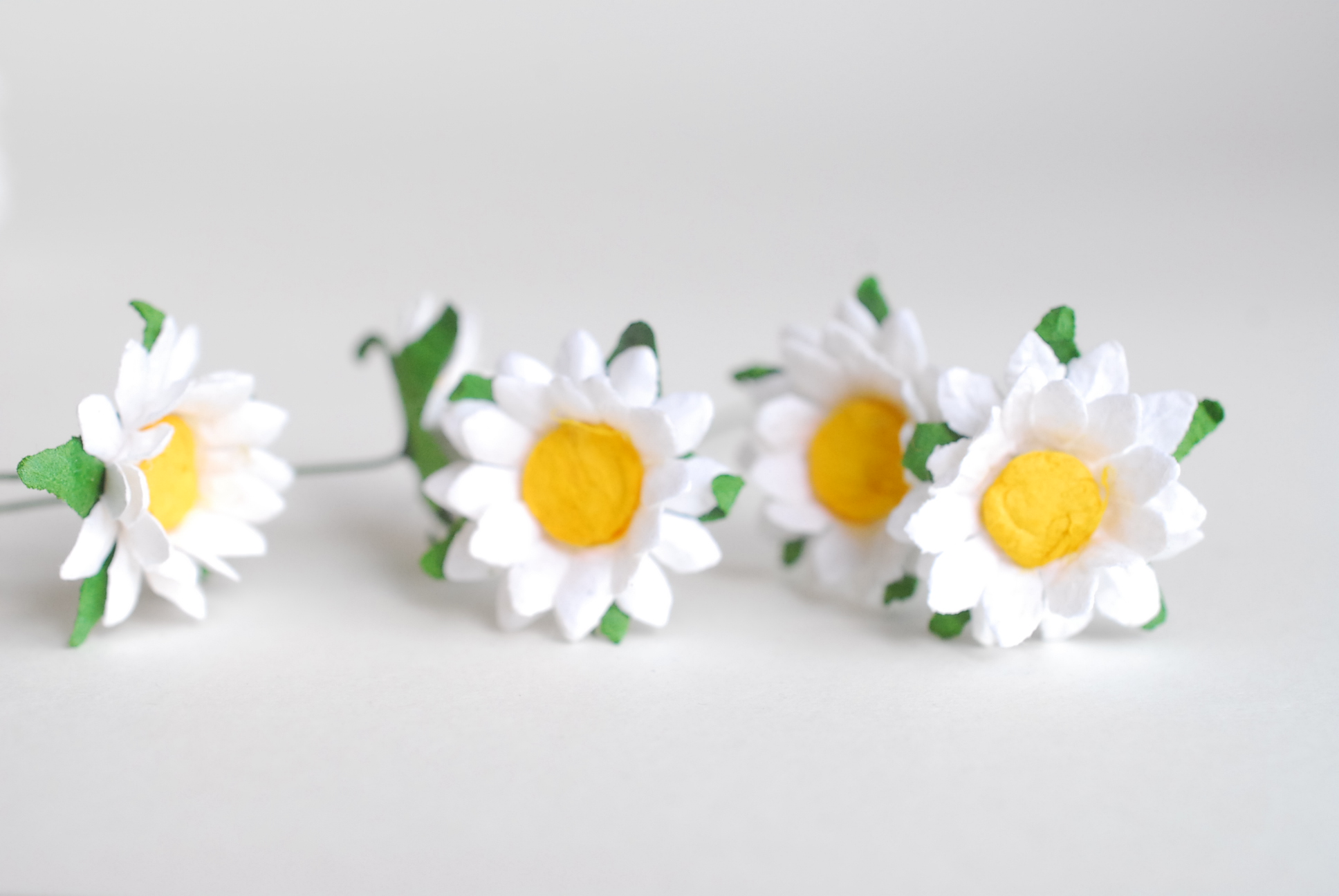 ดอกทานตะวันกระดาษ ดอกไม้กระดาษสา ดอกไม้ประดิษฐ์จากกระดาษสา ดอกทานตะวัน ดอกไม้กระดาษสาขายส่ง ดอกไม้ประดิษฐ์ ดอกไม้ทำข้อมือเพื่อนเจ้าสาว ขนาด 1.5 cm. จำนวน 50 ดอก สีเหลือง Paper Flower, Sun Flowers, white color, size 1.5 cm 50 pieces, yellow pollen.