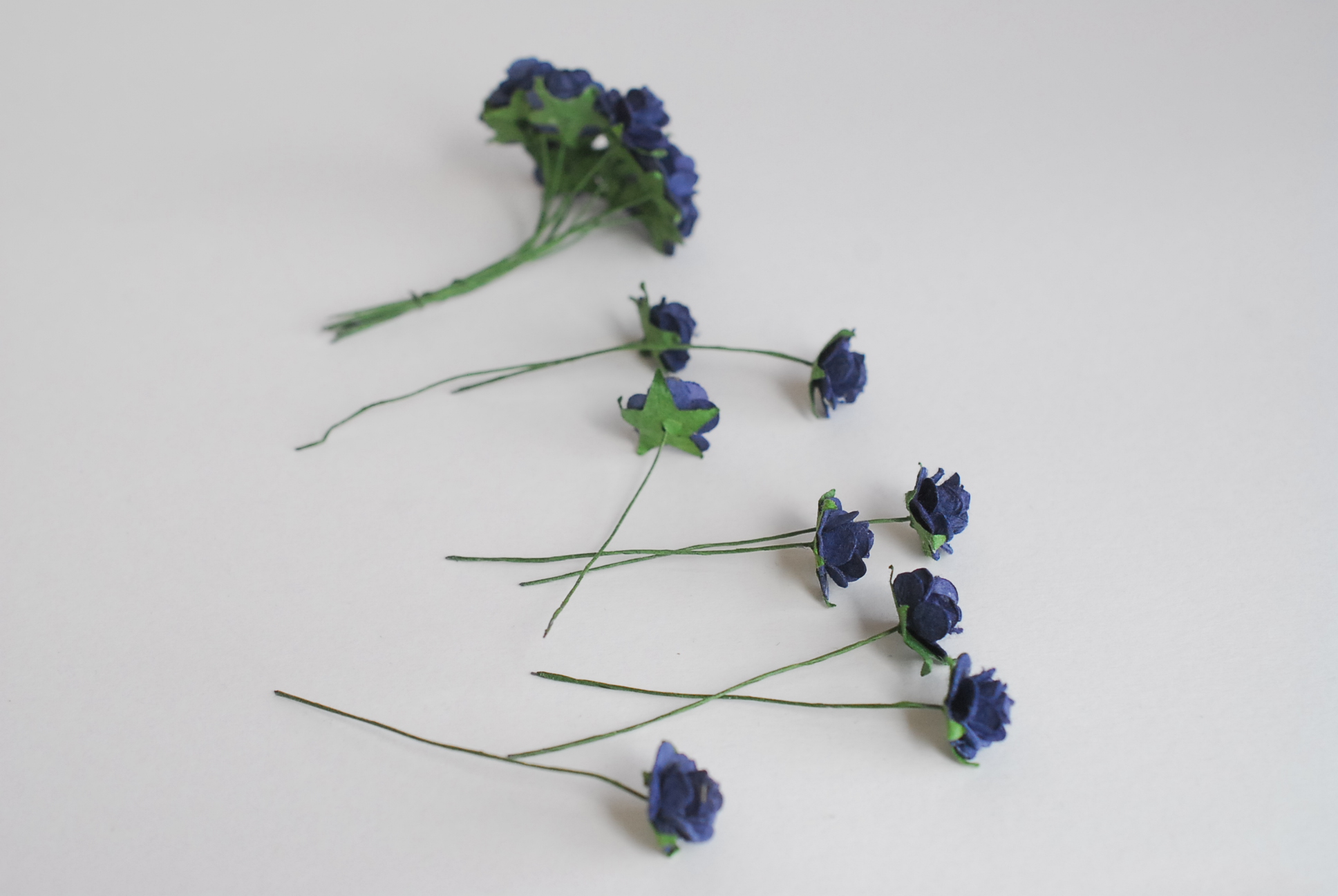 ดอกไม้กุหลาบกระดาษ ดอกไม้กระดาษสา, ดอกกุหลาบจิ๋ว, ดอกไม้กระดาษสาขายส่ง สีน้ำเงินเข้ม ขนาด 1.5 cm. จำนวน 100 ดอก Paper Flowers size 1.5 cm., mini roses passion blue color.