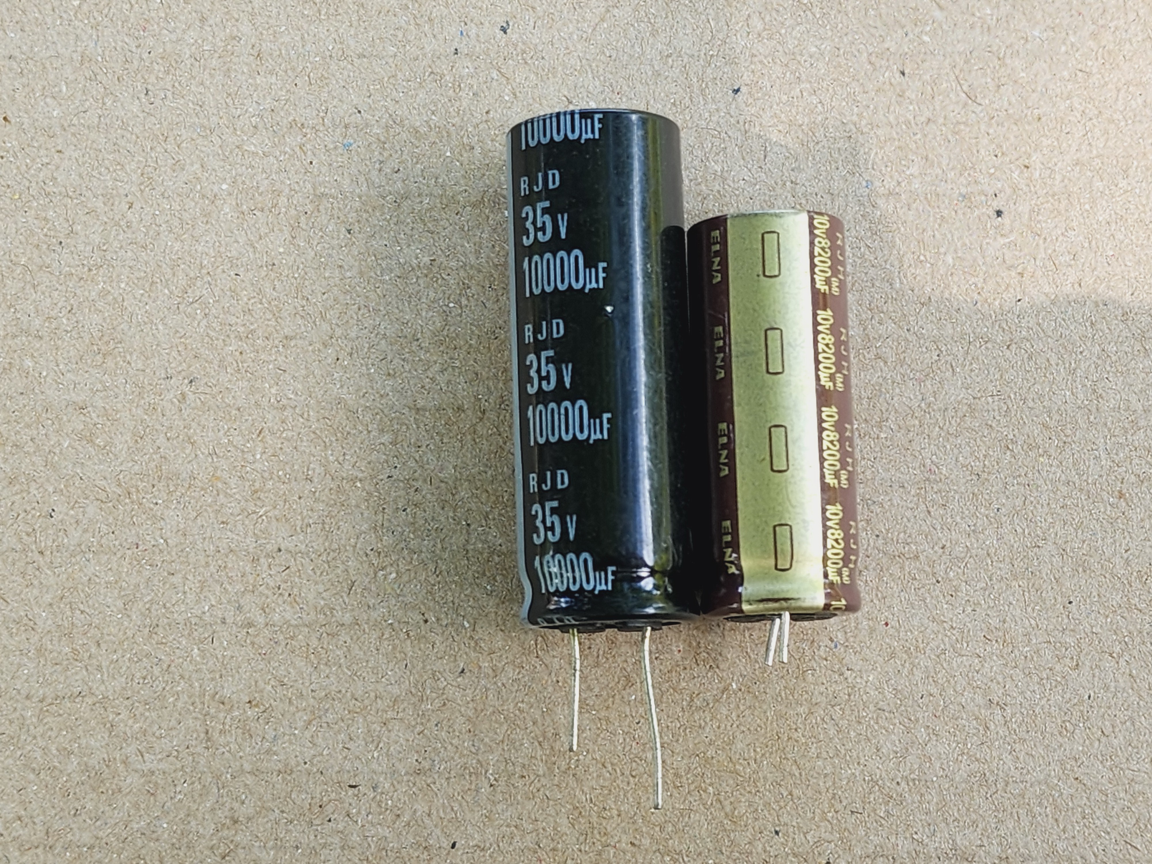 รูปตัวเก็บประจุชนิดอิเล็กโทรไลต์ เป็นตัวเก็บประจุชนิดมีขั้ว และ สัญลักษณ์ C มีขั้ว