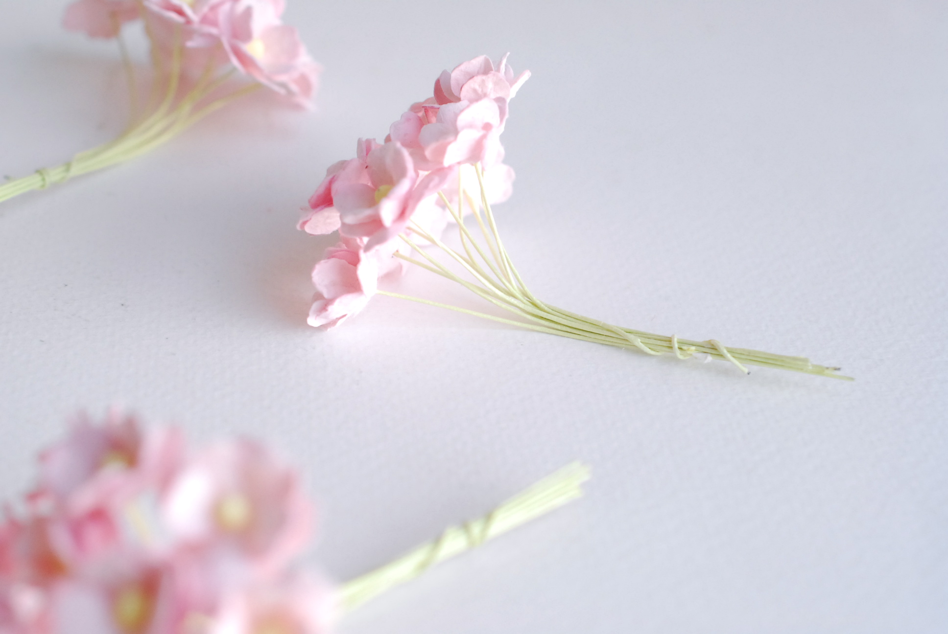 ดอกไม้กระดาษสา ราคาส่ง, ดอกไฮเดรนเยียกระดาษสา ดอกไม้ประดิษฐ์ ตกแต่งงานแต่งงาน ประดิษฐ์ข้อมือเพื่อนเจ้าสาว ขนา่ด 1.5 cm., สำหรับของชำร่วย, งานแต่งงาน, ดอกไม้ทำข้อมือเจ้าสาว สีชมพูอ่อน จำนวน 100 ดอก Paper flower,100 Pieces mulberry hydenyia, pink color.