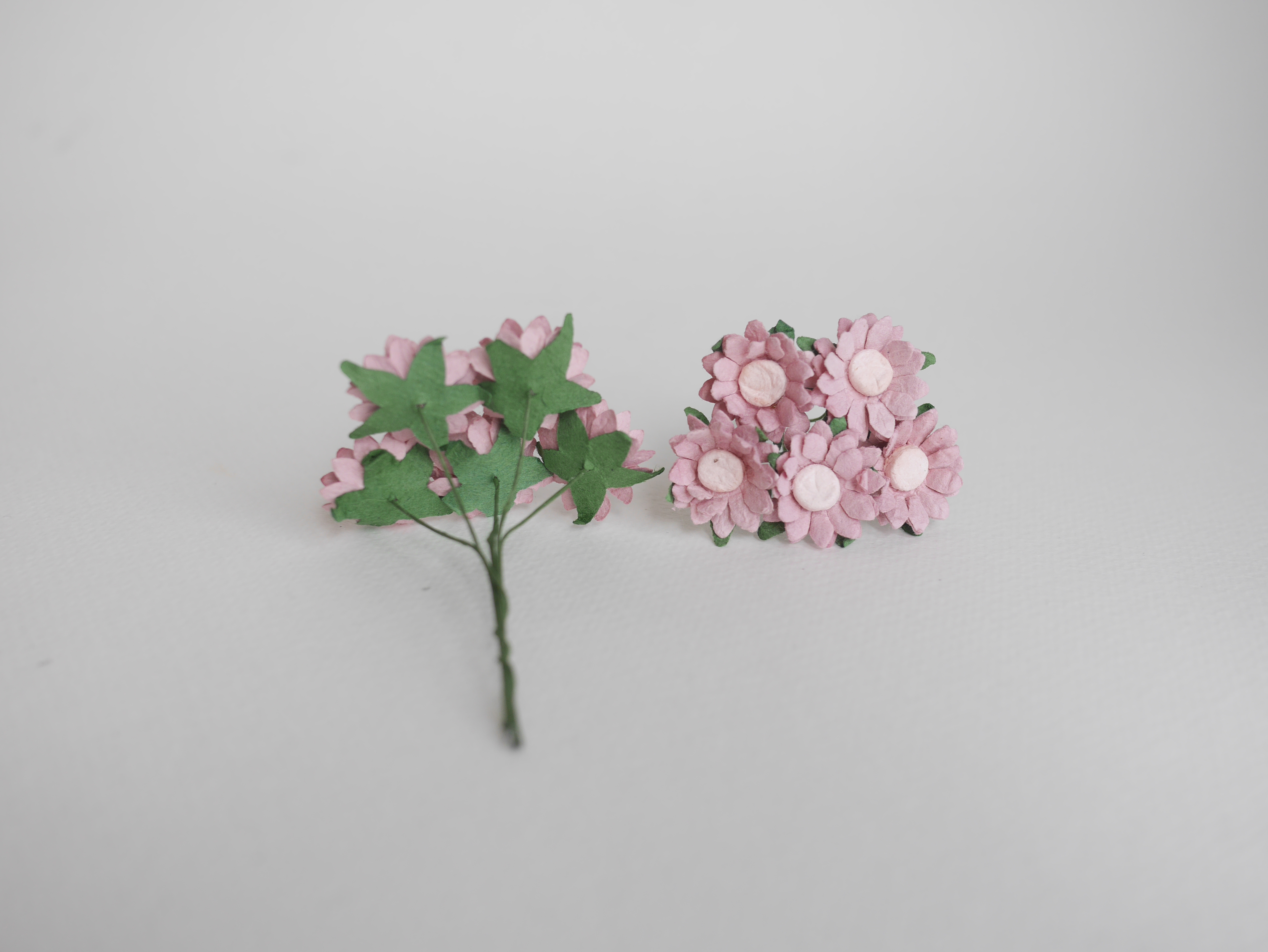 ดอกทานตะวันกระดาษ ดอกไม้กระดาษสา ดอกไม้ประดิษฐ์จากกระดาษสา ดอกทานตะวัน ดอกไม้กระดาษสาขายส่ง ดอกไม้ประดิษฐ์ ดอกไม้ทำข้อมือเพื่อนเจ้าสาว ขนาด 1.5 cm. จำนวน 50 ดอก สีชมพูตุ่น เกสรสีชมพูตุ่น Paper Flower, Sun Flowers, pale dusty pink color, size 1.5 cm 50 pie