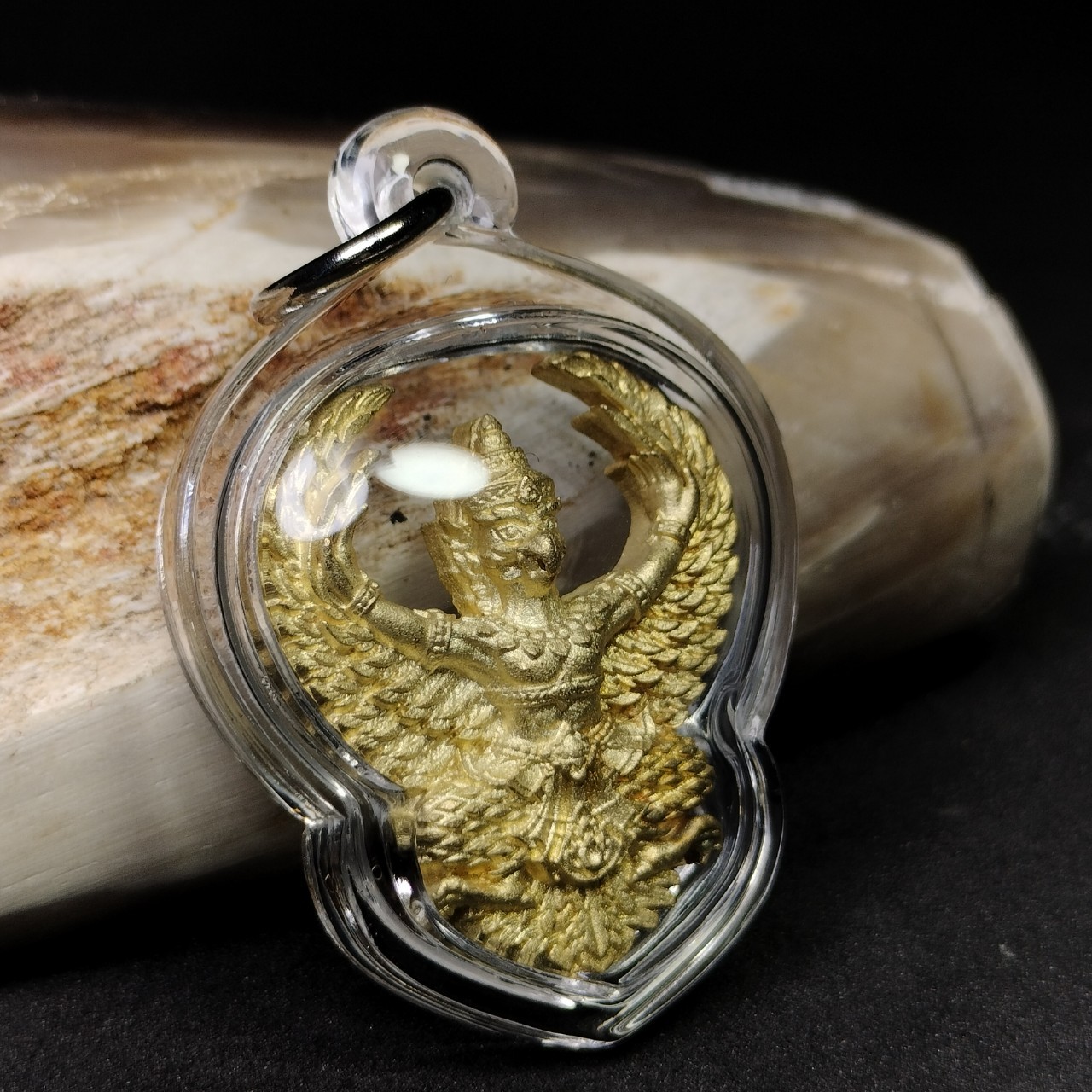 องค์พญาครุฑ อาจารย์วราห์ วัดโพธิ์ทอง เนื้อ : ประกายทอง