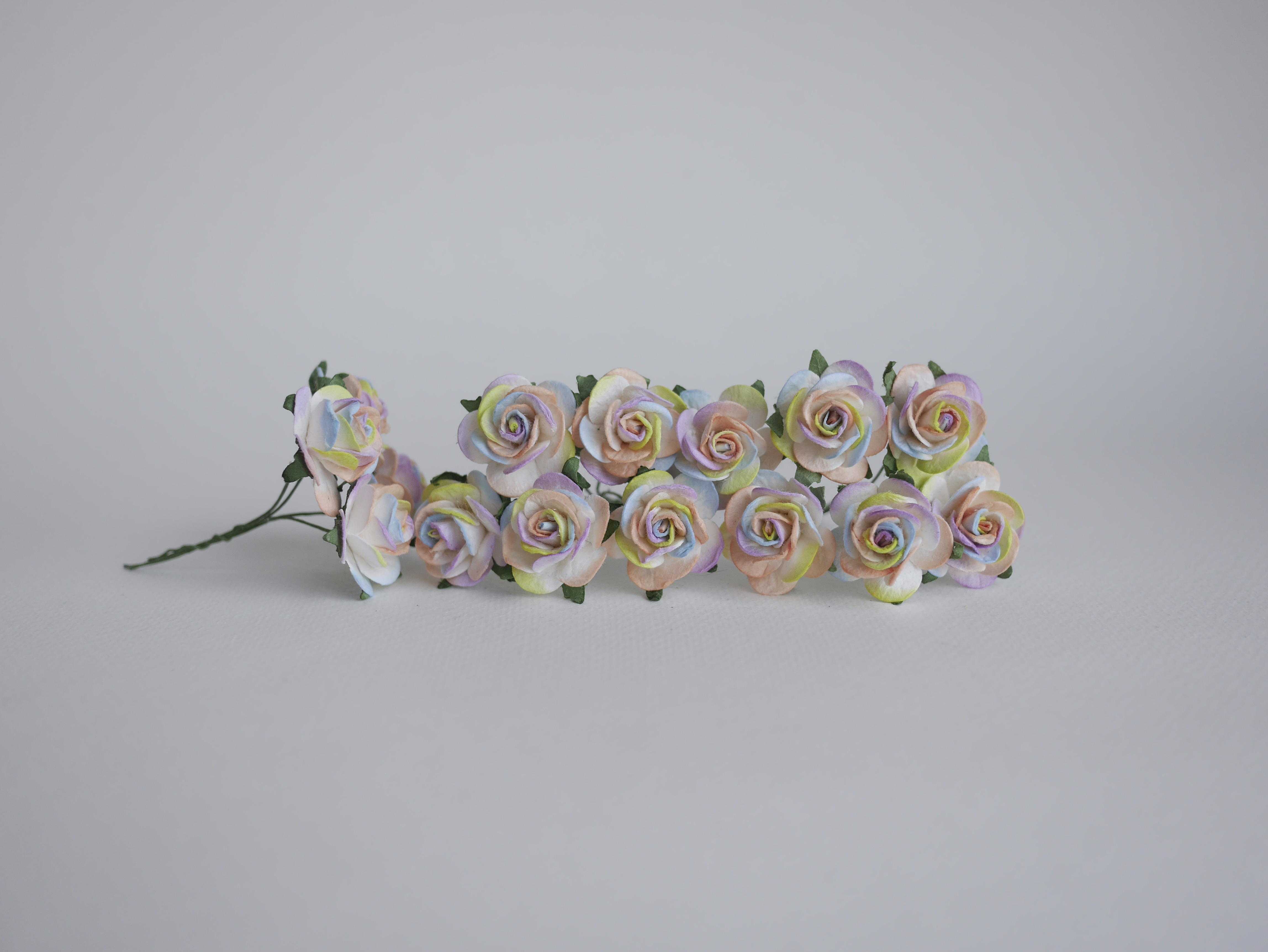 ดอกไม้กระดาษ ดอกไม้กระดาษสา ราคาส่ง,ดอกไม้กุหลาบกระดาษ ดอกกุหลาบกระดาษสา ดอกไม้ประดิษฐ์ สำหรับตกแต่ง หรืองานแต่งงาน สี rainbow ขนาด 2.5 cm. จำนวน 50 ดอก