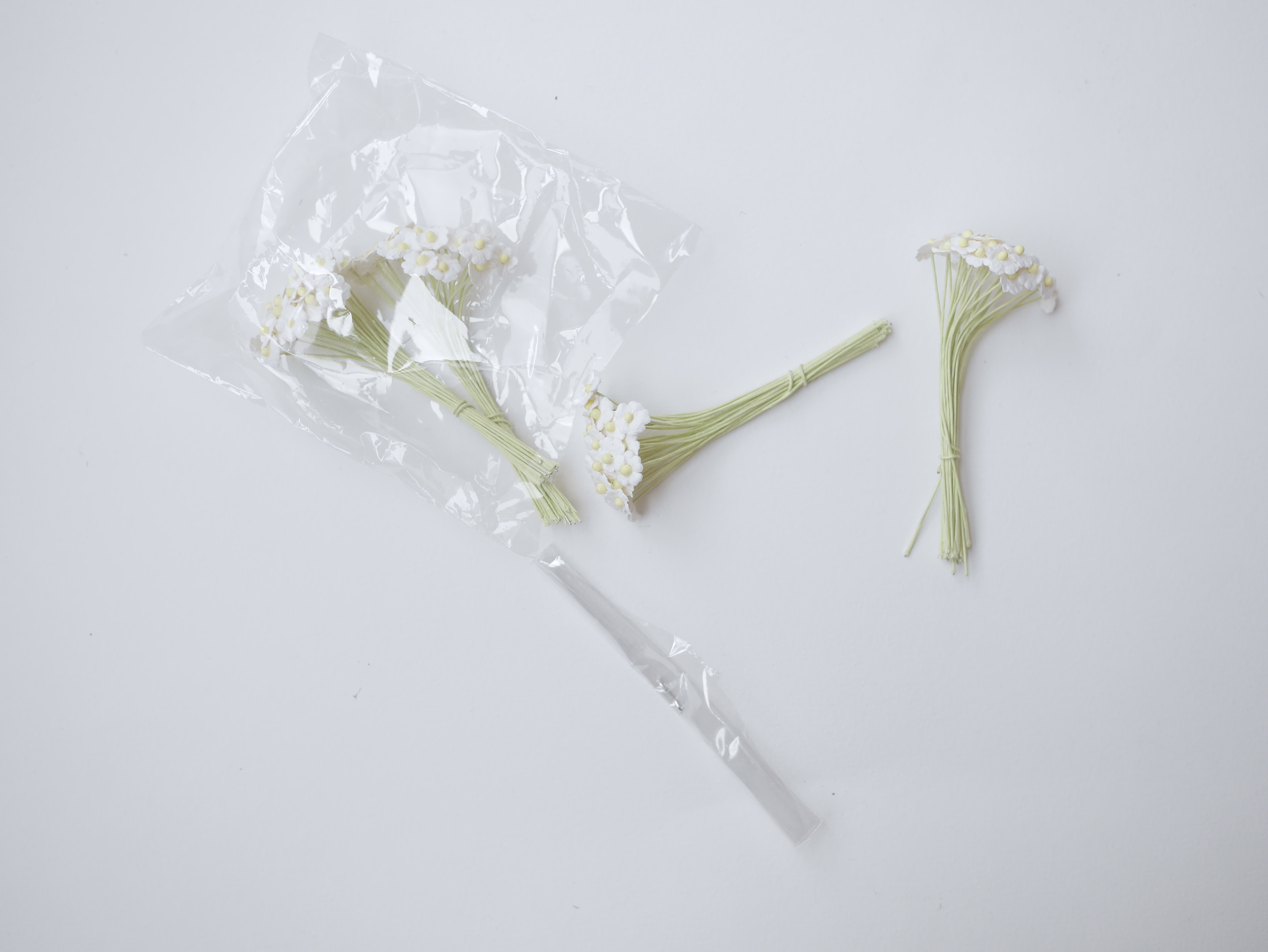 ดอกไม้กระดาษสา ดอกไม้กระดาษสาราคาส่ง ดอกไม้กระดาษสำหรับตกแต่ง งานแต่งงาน หรือติดของชำร่วย ดอกไม้จิ๋ว 100 ดอก ขนาด 0.6 cm. สีขาว Small Paper Flower with stem, , 100 pcs., size 0.5 cm., small creeping ladies flowers 1 layer, white color.