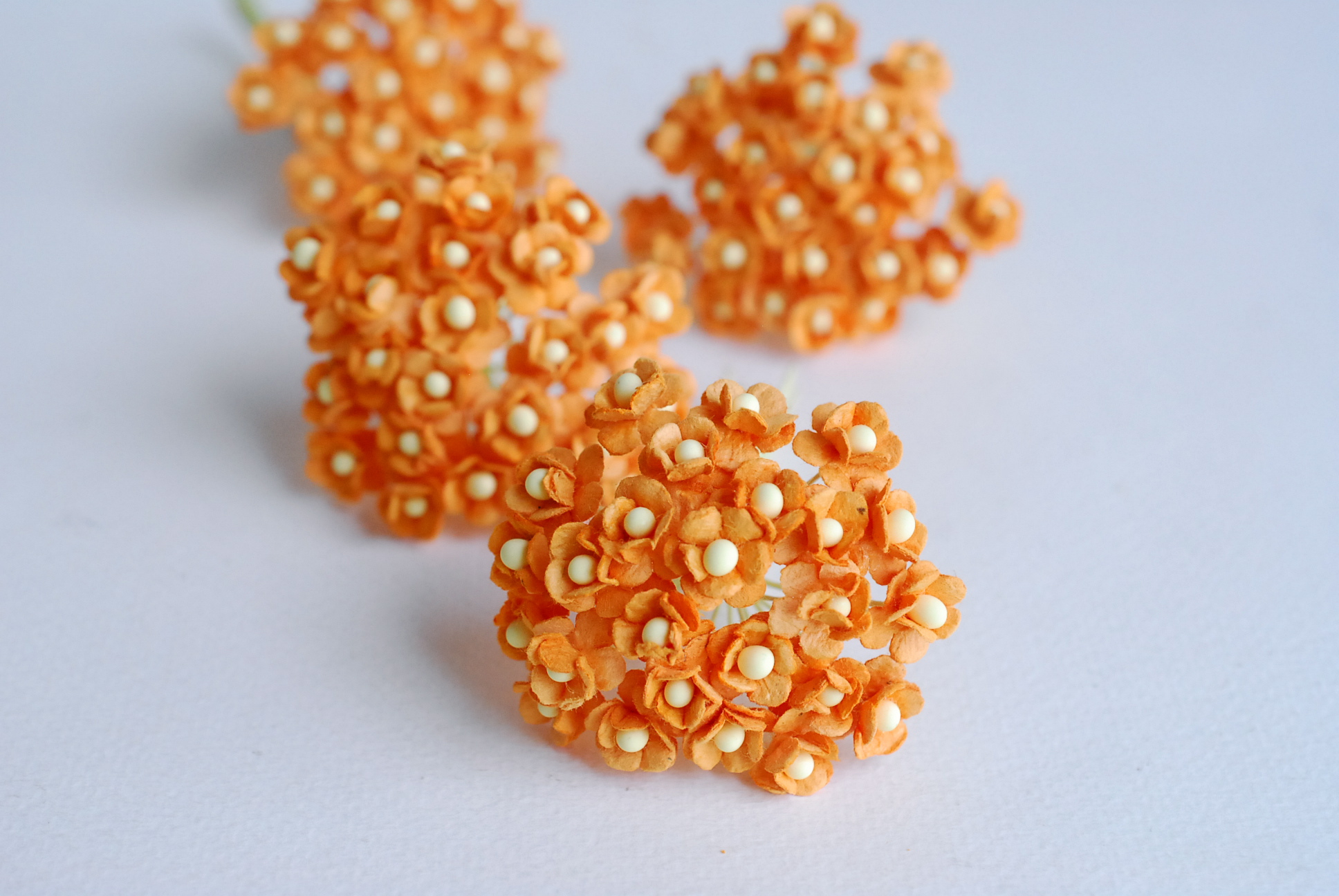 ดอกไม้กระดาษสา ดอกไม้กระดาษสาราคาส่ง ดอกไม้กระดาษสำหรับตกแต่ง งานแต่งงาน หรือติดของชำร่วย ดอก creeping lady 100 ดอก ขนาด 0.8 cm. สีส้ม Small Paper Flower with stem, 100 pcs., size 0.8 cm., creeping flowers 2 layers, orange color.