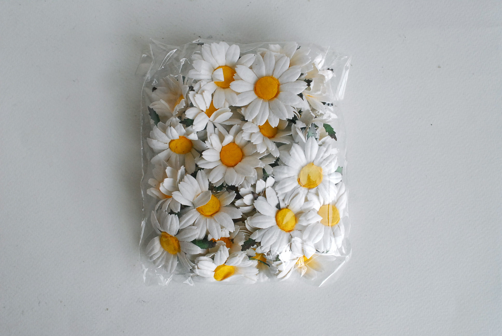 ดอกทานตะวันกระดาษ ดอกไม้กระดาษสา ดอกไม้ประดิษฐ์จากกระดาษสา ดอกทานตะวัน ดอกไม้กระดาษสาขายส่ง ดอกไม้ประดิษฐ์ ดอกไม้ทำข้อมือเพื่อนเจ้าสาว ขนาด 4.5 cm. จำนวน 25 ดอก สีขาว เกสรสีเหลือง Paper Flower, Sun Flowers, white color, size 4.5 cm 25pieces, yellow pollen