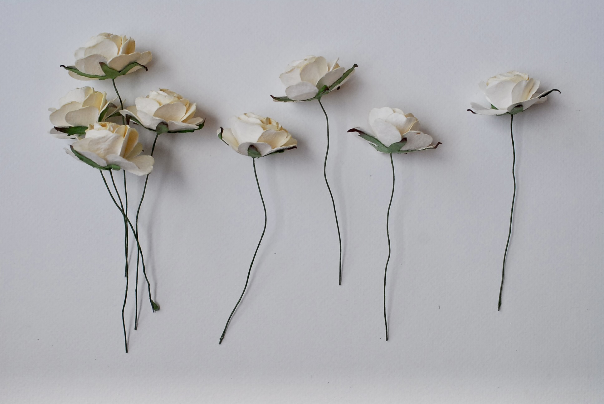 ดอกไม้กระดาษสา ราคาส่ง, ดอกกุหลาบกระดาษสา ดอกไม้ประดิษฐ์ สำหรับตกแต่ง หรืองานแต่งงาน สีครีมขนาด 3.5 cm. จำนวน 25 ดอก Paper flowers, handmade flowers, small roses paper size 3.5 cm. 25 pieces, ivory color.