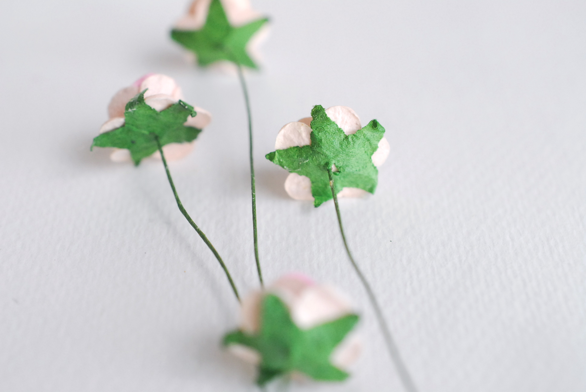 ดอกไม้กุหลาบกระดาษ ดอกไม้กระดาษสา, ดอกกุหลาบจิ๋ว, ดอกไม้กระดาษสาขายส่ง สีชมพู twotone ขนาด 1.5 cm. จำนวน 100 ดอก Paper Flowers size 1.5 cm., mini roses pink twotone color, 100 pcs.