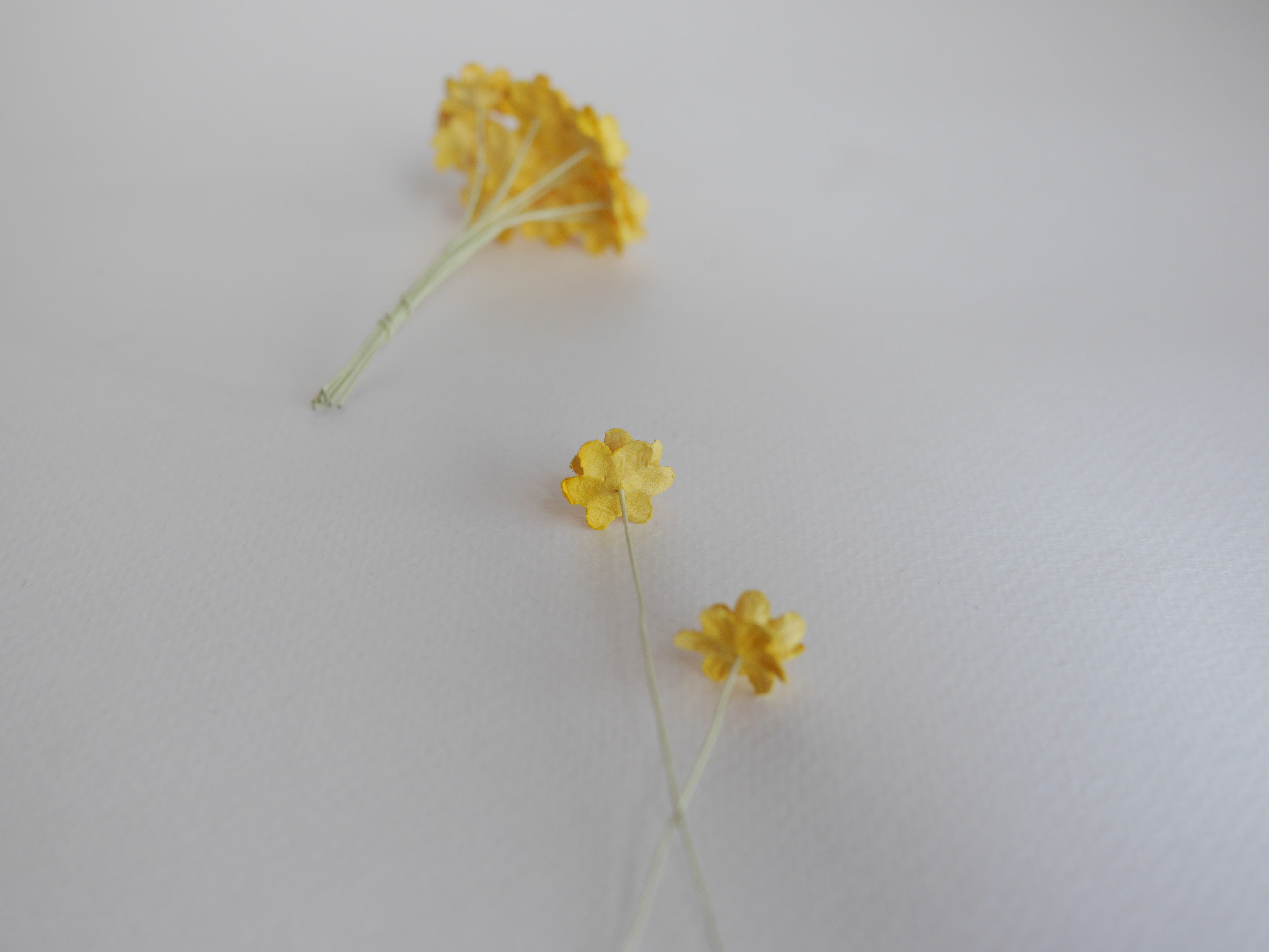 ดอกไม้กระดาษสา ดอกซากุระกระดาษขนาดเล็ก ดอกไม้กระดาษสาราคาส่ง ดอกไม้กระดาษสำหรับตกแต่งของชำร่วย งานแต่งงาน ทำช่อดอกไม้ติดอกเจ้าบ่าว ข้อมือดอกไม้เจ้าสาว ขนาด 1.5 cm. 50 ดอก สีเหลือง Paper flowers supplies: DIY wedding tools Small Cherry blossom (Sakura) 50