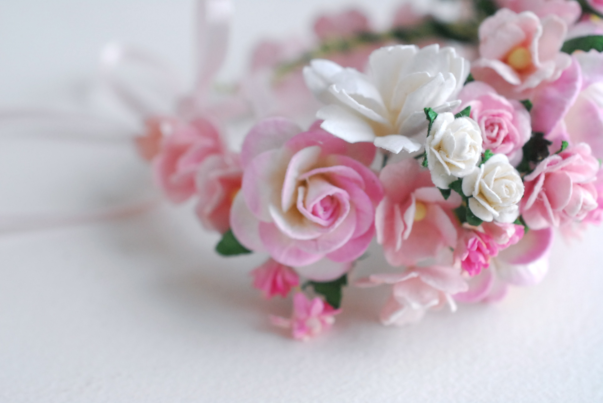 ข้อมือเพื่อนเจ้าสาว งานแต่งงาน งานประดิษฐ์ DIY สีชมพู ดอกกุหลาบกระดาษสา และดอกไม้กระดาษสาขนาดเล็ก Handmade corsages 1 ชิ้น