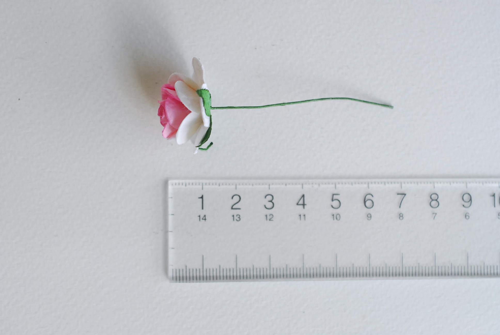 ดอกไม้กระดาษ ดอกไม้กระดาษสา ราคาส่ง,ดอกไม้กุหลาบกระดาษ ดอกกุหลาบกระดาษสา ดอกไม้ประดิษฐ์ สำหรับตกแต่ง หรืองานแต่งงาน ชมพูขาว 2 tone ขนาด 2.5 cm. จำนวน 50 ดอก