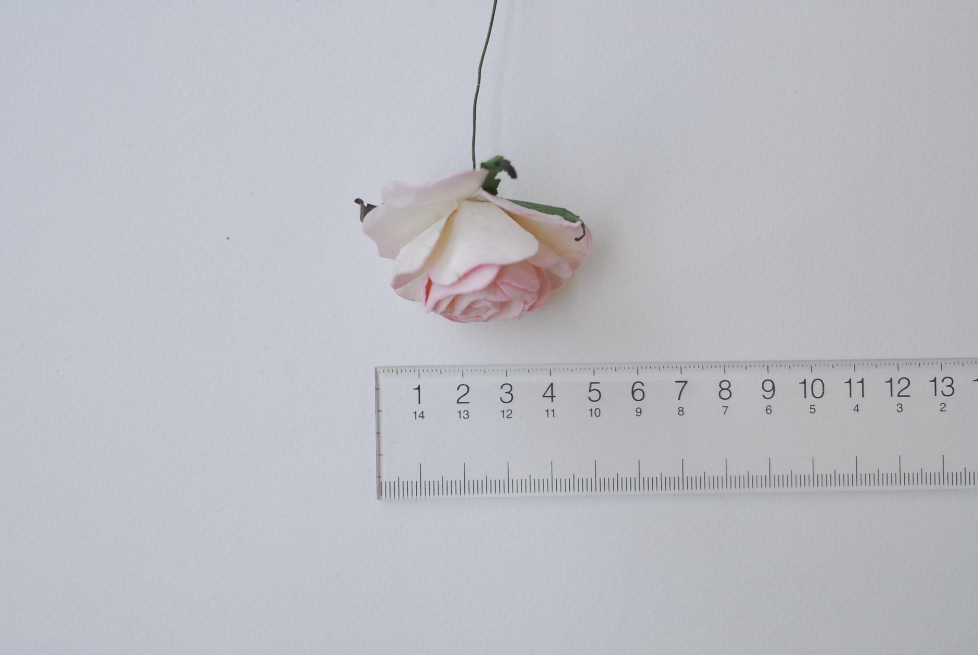 ดอกไม้กระดาษสา,paper flowers ดอกไม้ประดิษฐ์ ดอกไม้กระดาษสำหรับตกแต่ง สำหรับของชำร่วย, งานแต่งงาน, ดอกกุหลาบ PUL4-4 N ขนาด 4.5 cm. สีชมพูอ่อนปัดขาวcode color517