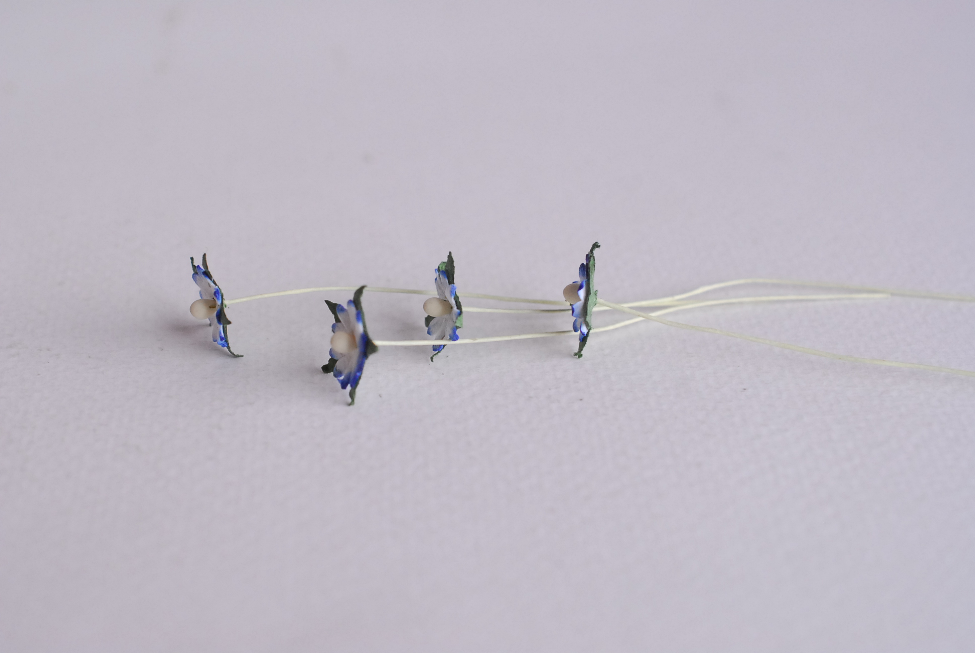 ดอกไม้กระดาษสา ดอกไม้กระดาษสาราคาส่ง ดอกไม้กระดาษสำหรับตกแต่ง งานแต่งงาน หรือติดของชำร่วย ดอกเดซี่ 100 ดอก ขนาด 0.8 cm. สีน้ำเงินปัดขาว Small Paper Flower with stem, 100 pcs., size 0.8 cm., daisy flowers 2 layers, blue brush white color.