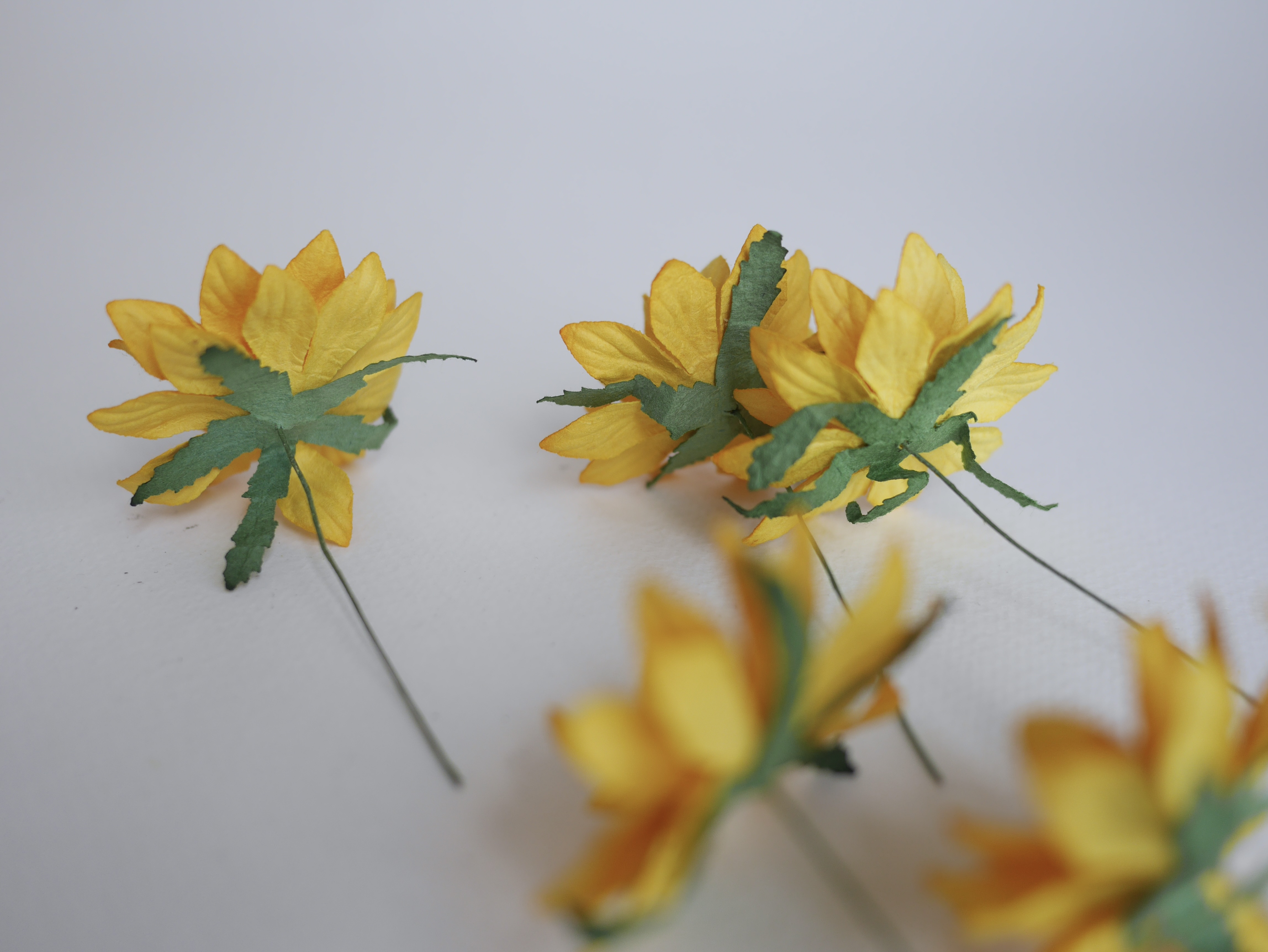 ดอกไม้กระดาษสา ดอกไม้ประดิษฐ์จากกระดาษสา ดอกเดซี่ เกสรสีทอง ดอกไม้กระดาษสาขายส่ง ดอกไม้ประดิษฐ์ ดอกไม้ทำข้อมือเพื่อนเจ้าสาว ดอก daisy ขนาด 5cm. จำนวน 25 ดอก สีเหลือง Paper Flower, 25 Daisy Flowers, yellow color, size 6 cm., brown pollen.