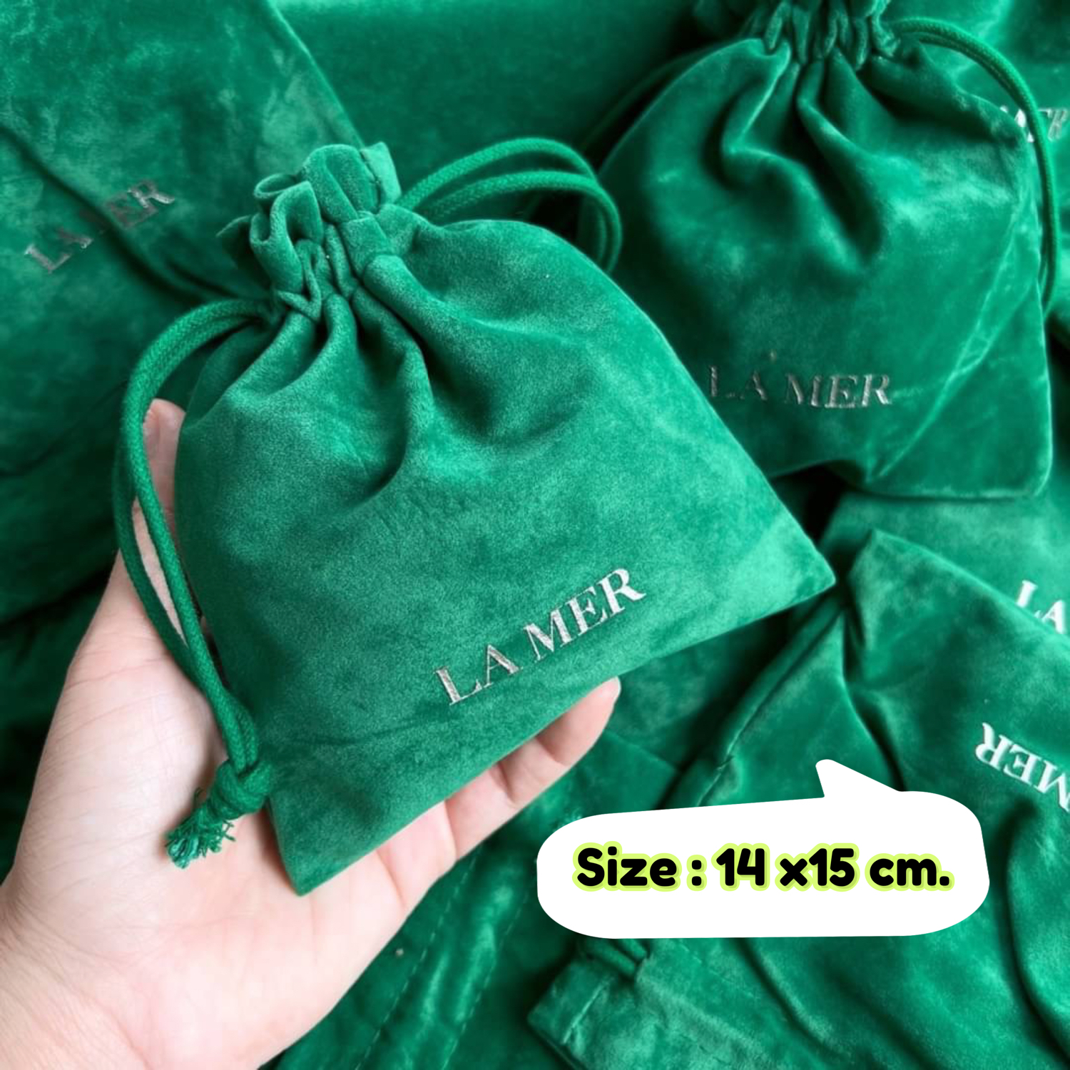 La mer ถุงผ้ากำมะหยี่หูรูด สีเขียว