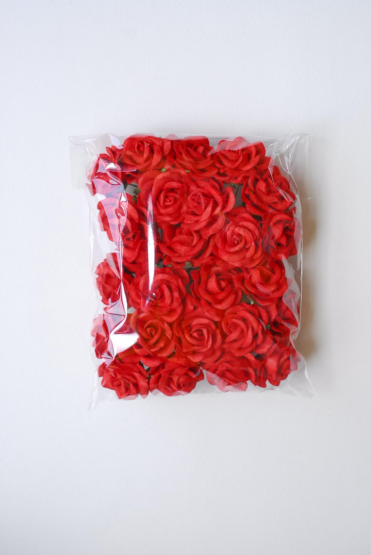 ดอกไม้กระดาษสา ดอกกุหลาบกระดาษสา ดอกไม้กุหลาบ กลีบโค้ง ดอกไม้ประดิษฐ์ สำหรับตกแต่ง หรืองานแต่งงาน สีแดง ขนาด 3.5 cm. จำนวน 25 ดอก Paper flowers, handmade flowers, DIY supplies small roses paper size 3.5 cm. 25 pieces, red color.