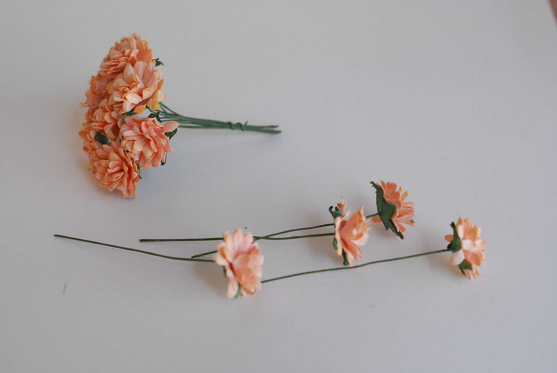 ดอกไม้ประดิษฐ์, ดอกไม้กระดาษสา, ดอก gypsophila, ดอกยิปโซ งานประดิษฐ์ตกแต่งของชำร่วย, ดอกไม้ทำพานพุ่ม,พานพวงมาลัย, พานรับไหว้, ขนาด 1.5 cm. สีพีช