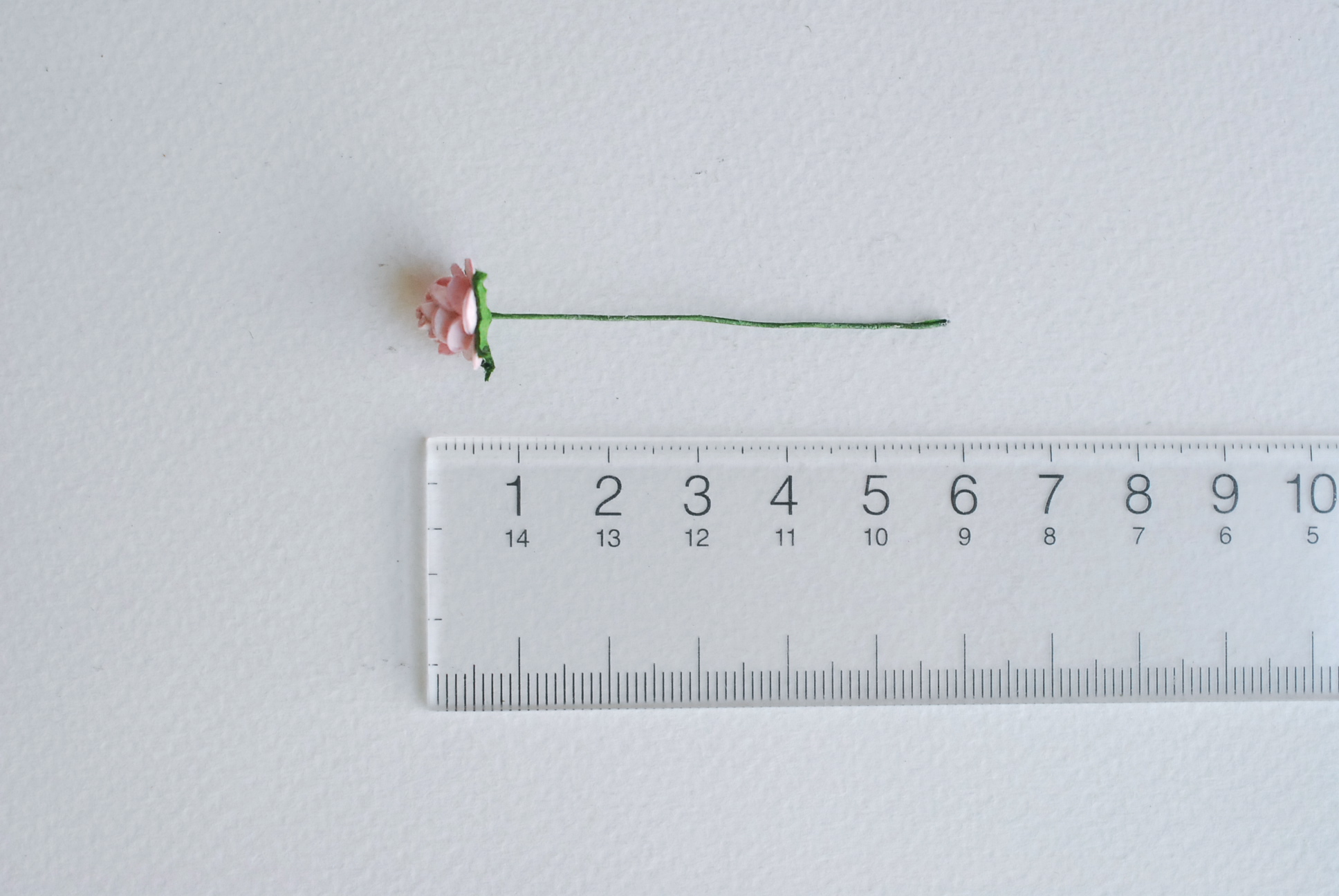 ดอกไม้กระดาษสาสำหรับตกแต่ง ของชำร่วย ดอกกุหลาบ ดอกกุหลาบสีแดง กระดาษสา สีม่วงอ่อนขนาด 1 cm. จำนวน 100 ดอก/1 ถุง