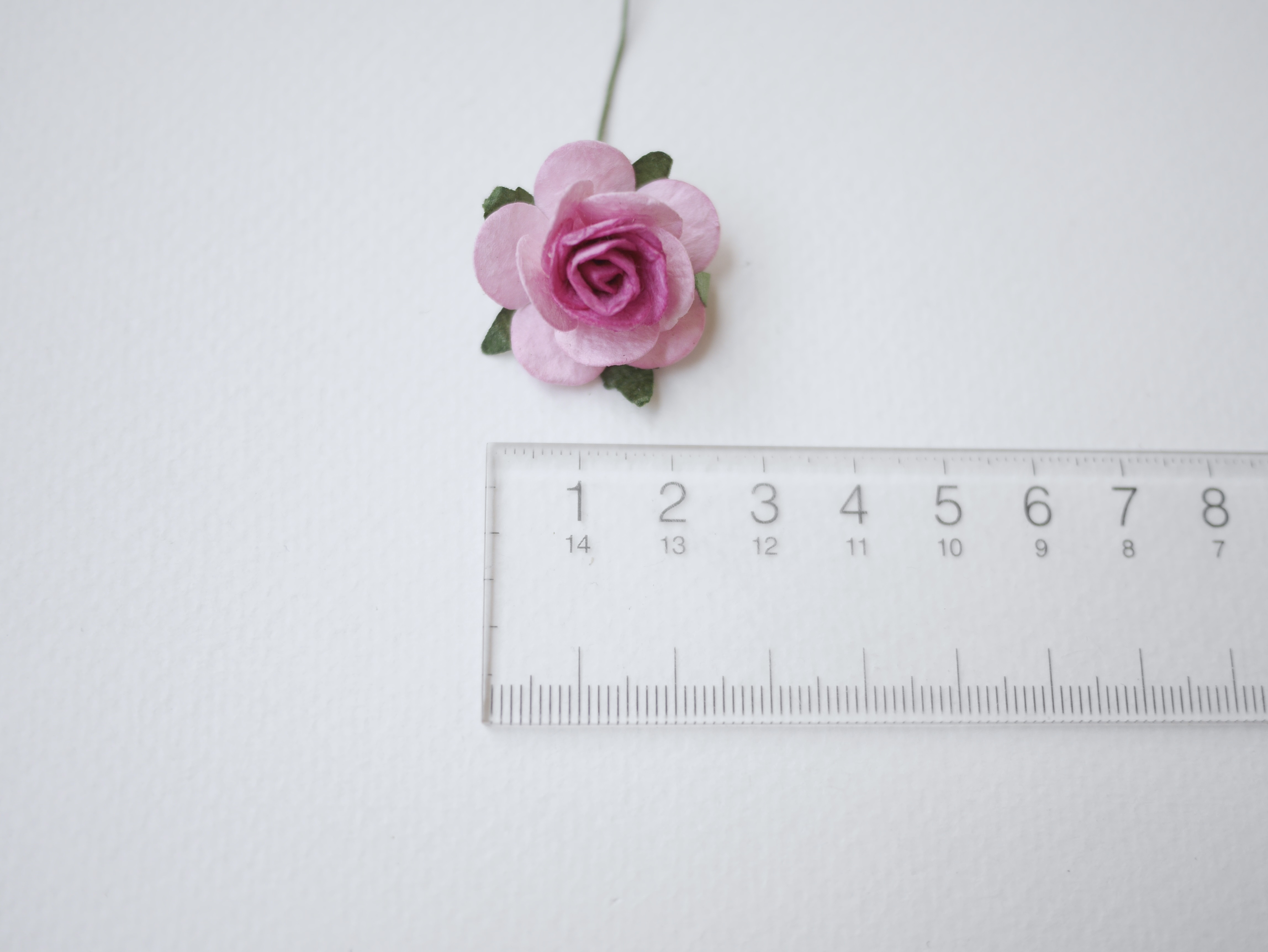 ดอกไม้กระดาษ ดอกไม้กระดาษสา ราคาส่ง,ดอกไม้กุหลาบกระดาษ ดอกกุหลาบกระดาษสา ดอกไม้ประดิษฐ์ สำหรับตกแต่ง หรืองานแต่งงาน ชมพู 2 tone ขนาด 2.5 cm. จำนวน 50 ดอก