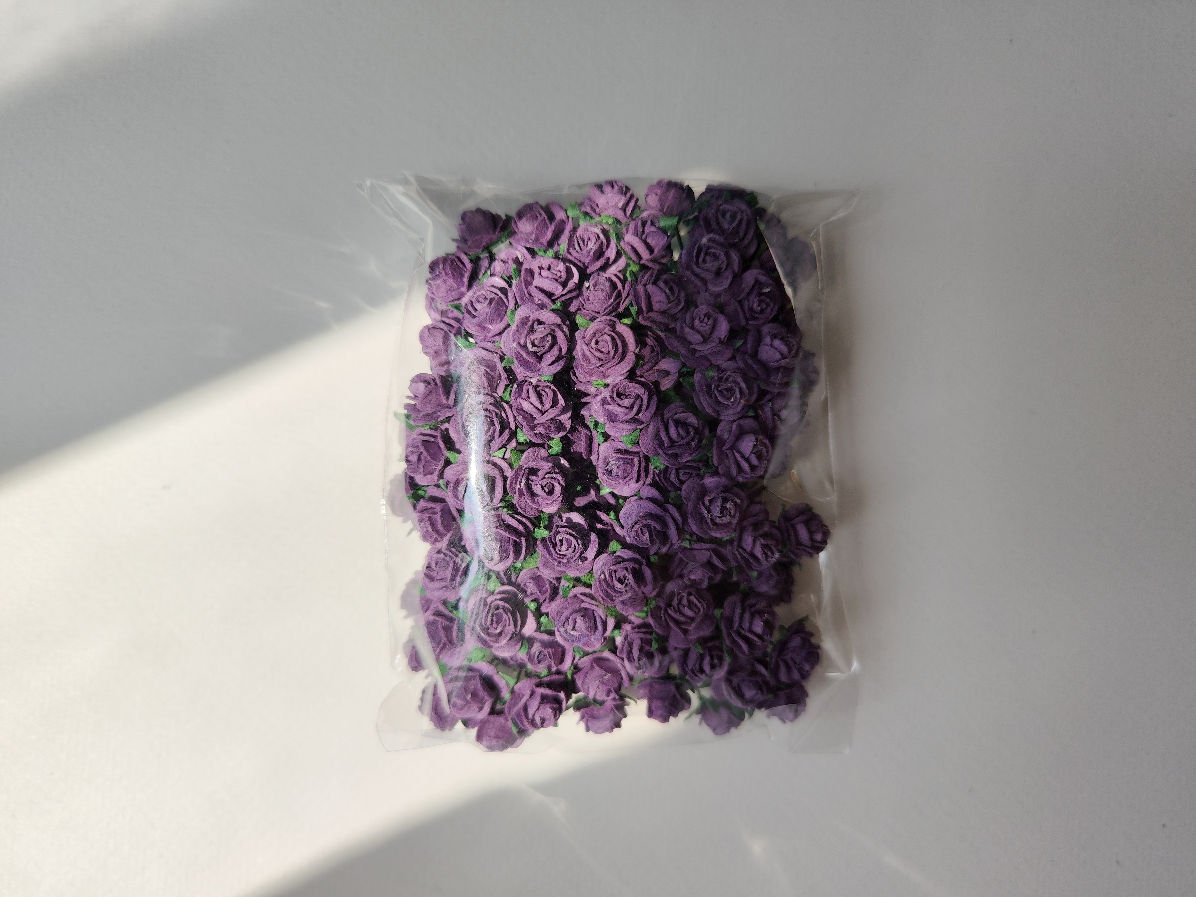ดอกไม้กระดาษสาสำหรับตกแต่ง ของชำร่วย ดอกกุหลาบจิ๋วกระดาษสา สีม่วงเข้ม ขนาด 1 cm. จำนวน 100 ดอก/1 ถุง