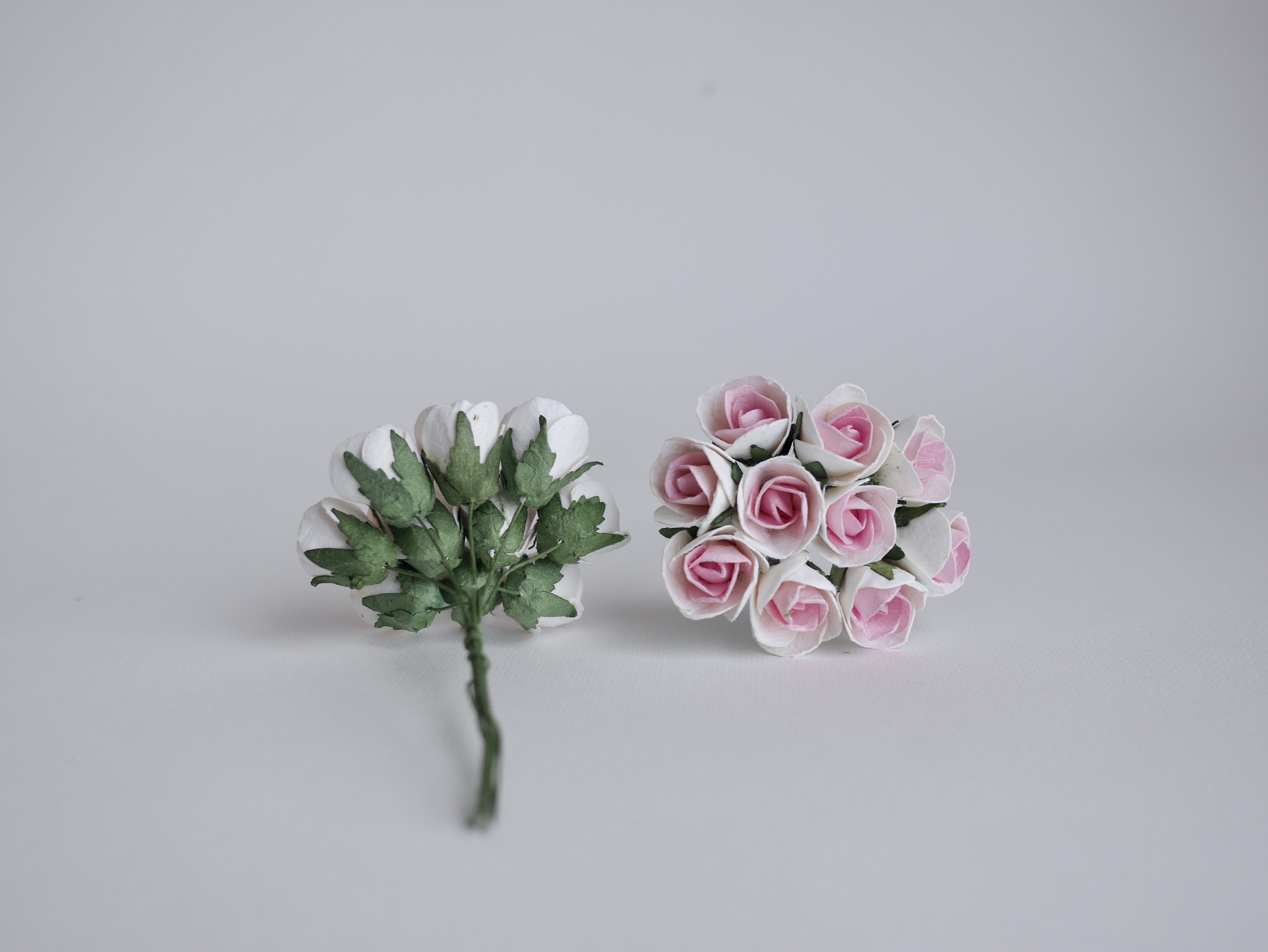 ดอกไม้กระดาษสา ดอกไม้กระดาษสา จตุจักร งานประดิษฐ์ ดอกไม้ทำข้อมือเพื่อนเจ้าสาว แต่งงาน, ดอกกุหลาบตูม 50 ดอก สีชมพู-ขาว ขนาด 1.8x2.0 cm. paper flowers, budding roses flower 1.8 x2.0 cm. 50 pieces. pink-white twotone color