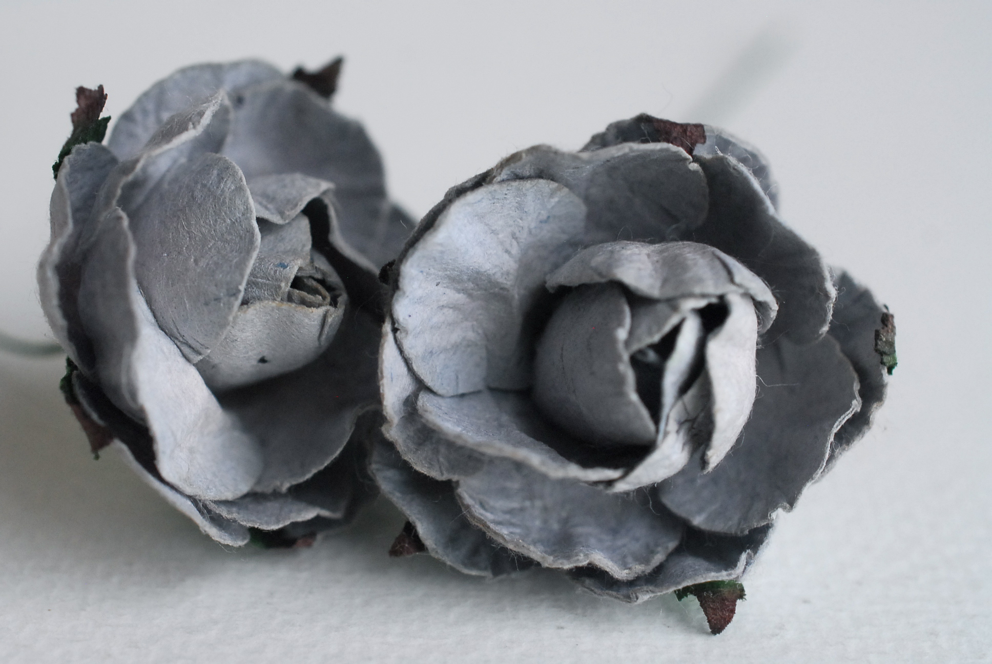 ดอกไม้กระดาษสาราคาส่ง, ดอกไม้กระดาษ,สำหรับตกแต่งของชำร่วย งานแต่งงาน ดอกกุหลาบกลม peony ขนาด 3.5 cm. จำนวน 25 ดอก, สีเทา Paper Flowers, Peony flowers supplies size 3.5cm./ 25 pieces, handmade flowers, peony gray color.