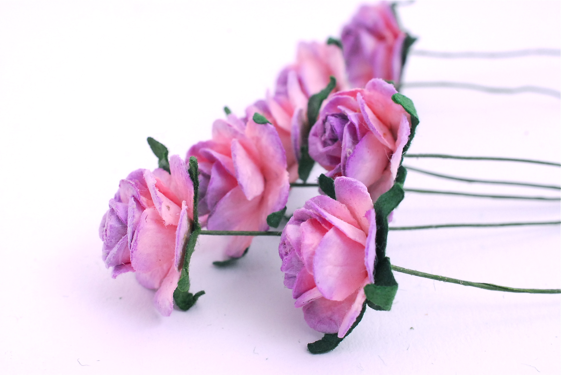 Paper Flowers size 2 cm., mini roses purple brush pink color, 50 pcs. ดอกไม้กระดาษสาสีม่วงปัดชมพูขนาด 2 cm. จำนวน 50 ดอก