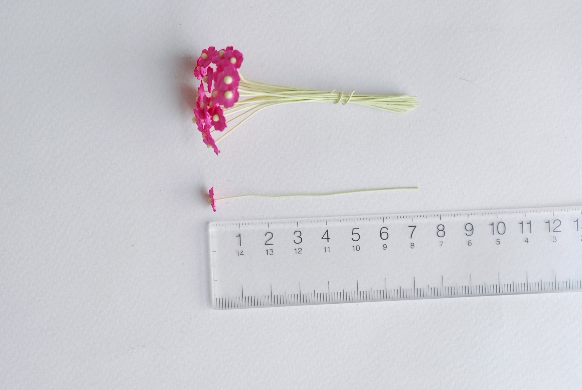 ดอกไม้กระดาษสา ดอกไม้กระดาษสาราคาส่ง ดอกไม้กระดาษสำหรับตกแต่ง งานแต่งงาน หรือติดของชำร่วย ดอกไม้จิ๋ว 100 ดอก ขนาด 0.6 cm. สีชมพูเข้ม Small Paper Flower with stem, , 100 pcs., size 0.6 cm., small creeping ladies flowers 1 layer, hot pink color.