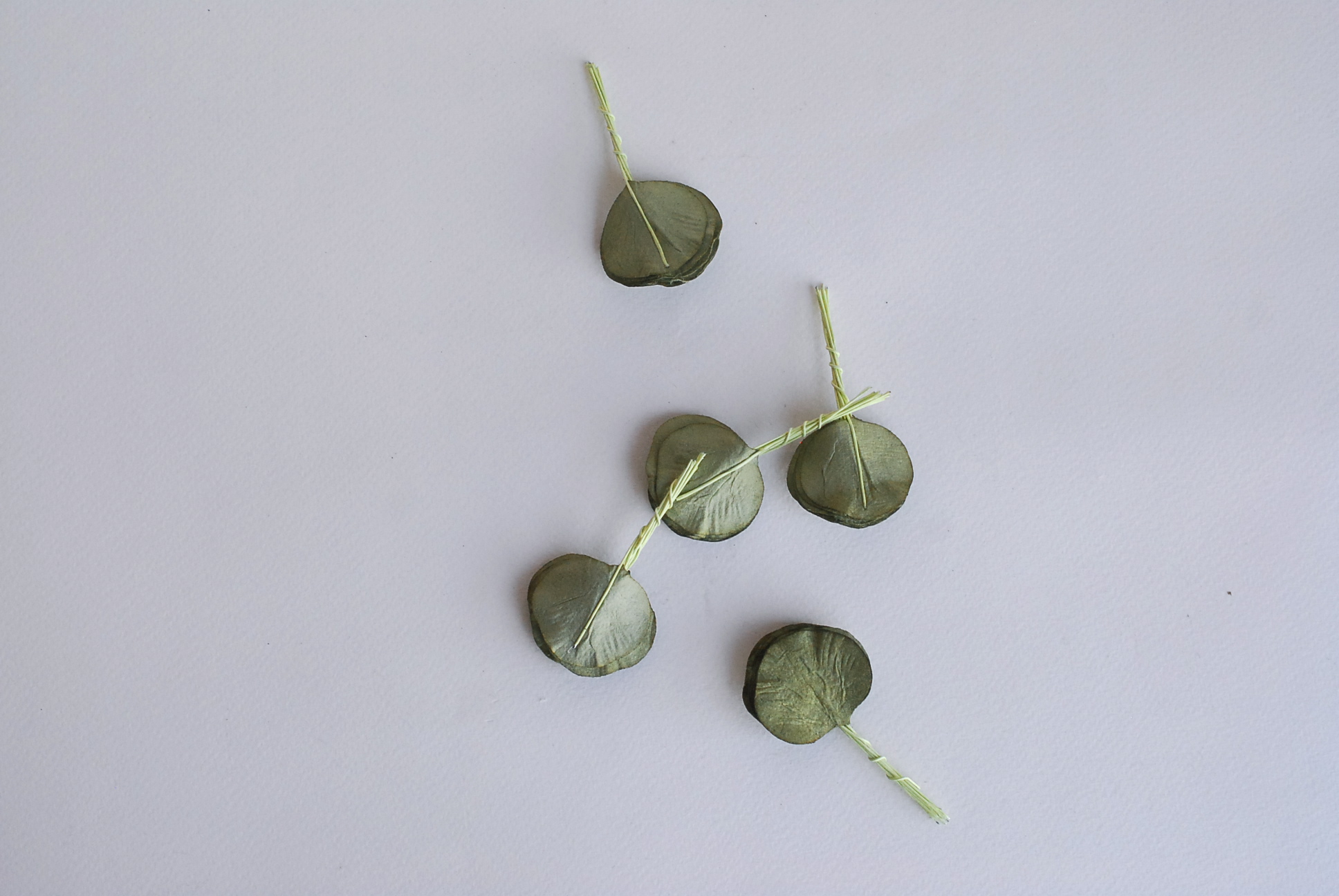 ใบไม้กระดาษ orbicular leaves ใบไม้กระดาษสา ราคาส่ง,ใบไม่้กลม กระดาษ สำหรับงานประดิษฐ์ ใบไม้ประดิษฐ์ สำหรับตกแต่ง หรืองานแต่งงาน สีเขียวทหาร ขนาด 3x3 cm. จำนวน 50 ใบ