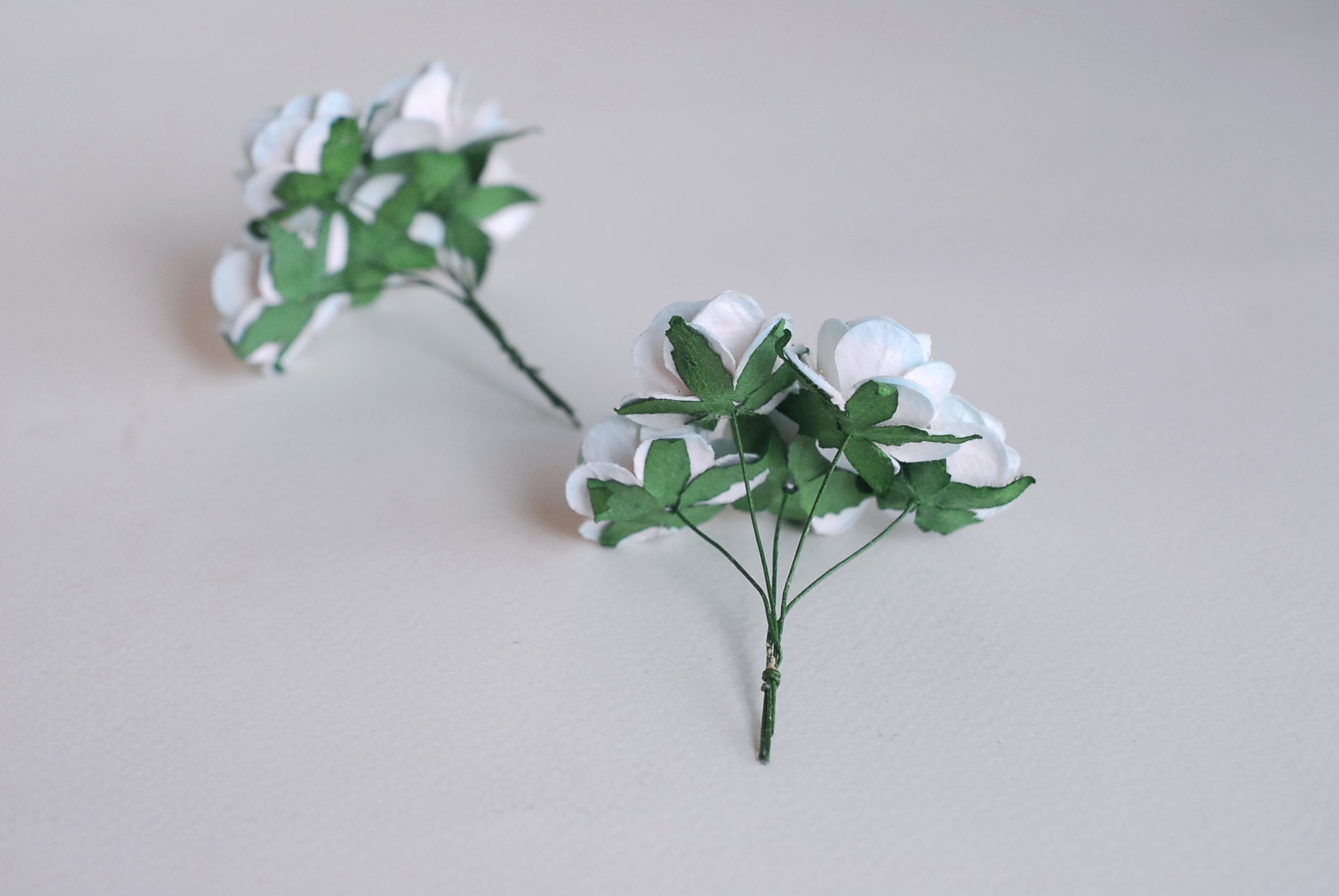 ดอกไม้กระดาษสา ดอกกุหลาบกระดาษ ดอกไม้กุหลาบกระดาษ ราคาส่ง, ดอกกุหลาบกระดาษสา ดอกไม้ประดิษฐ์ สำหรับตกแต่ง หรืองานแต่งงาน สีฟ้าอ่อนปัดขาว ขนาด 2.5 cm. จำนวน 50 ดอก paper flowers supplies DIY wedding flowers, mini roses paper size 2.5 cm. soft blue sky brush