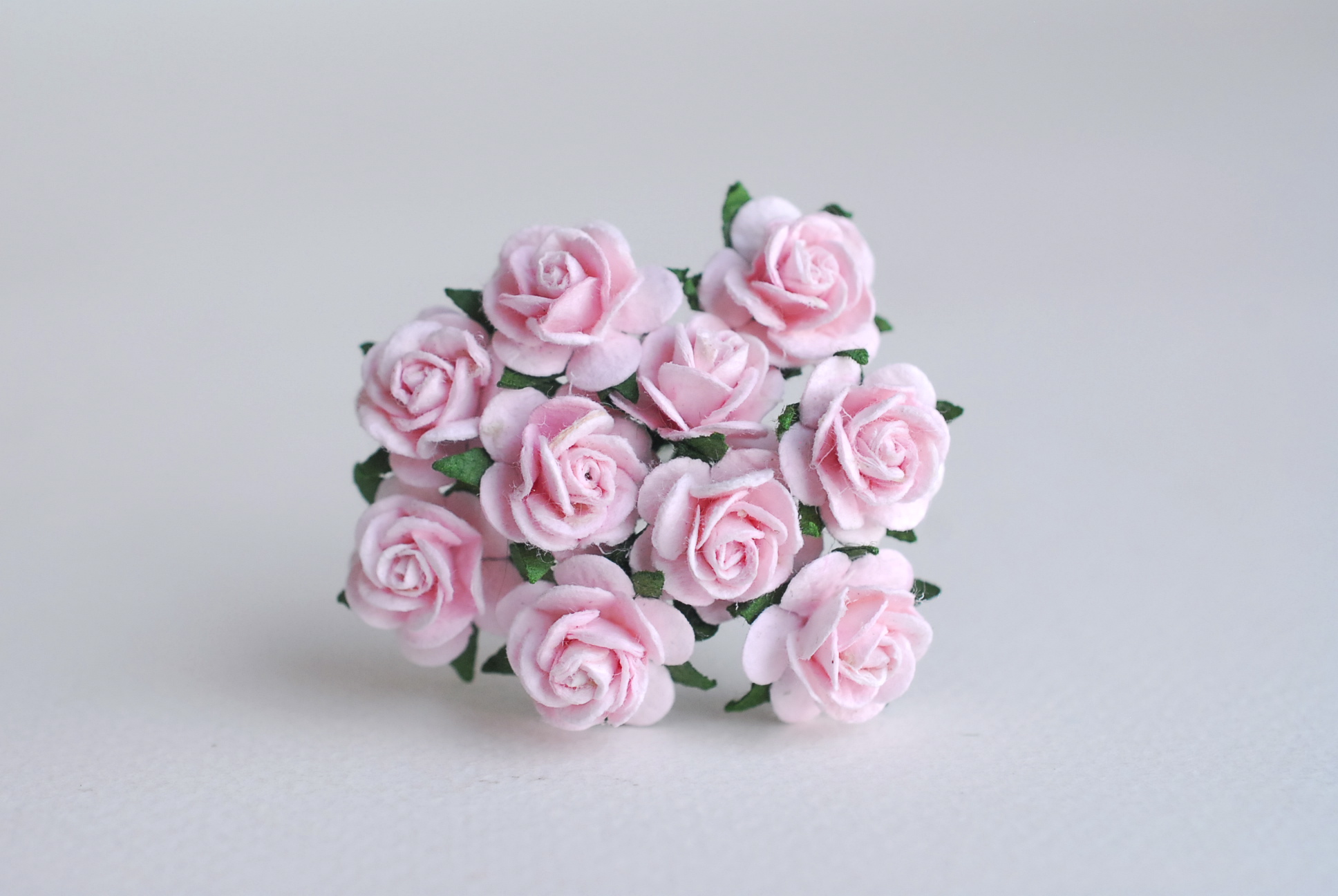 ดอกไม้กุหลาบกระดาษ, ดอกกุหลาบกระดาษสา ดอกกุหลาบจิ๋ว ดอกกุหลาบกระดาษสา สำหรับประดับ ตกแต่งของชำร่วย, งานแต่งงาน สีMIXED เขียวเข้ม เขียวตุ่น ชมพู พีชอ่อน ขาวof-white ขนาด 1.5 cm. จำนวน 100 ดอก