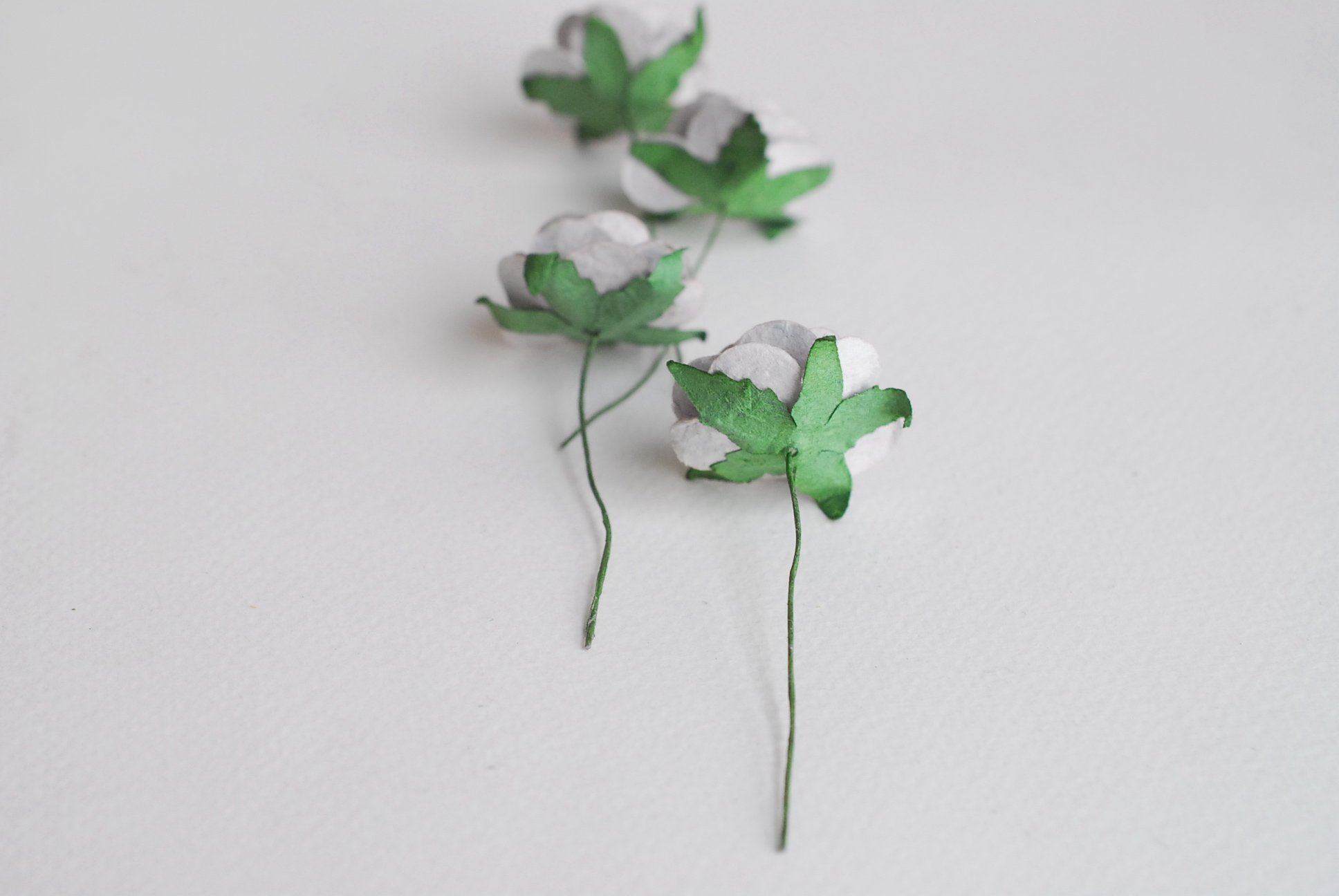 ดอกไม้กระดาษสา ดอกไม้กระดาษสา ราคาส่ง, ดอกกุหลาบกระดาษสา ดอกไม้ประดิษฐ์ สำหรับตกแต่ง หรืองานแต่งงาน สีเทา ขนาด 2.5 cm. จำนวน 50 ดอก Paper flowers, handmade flowers, small roses paper size 2.5 cm. 50 pieces, grey color.