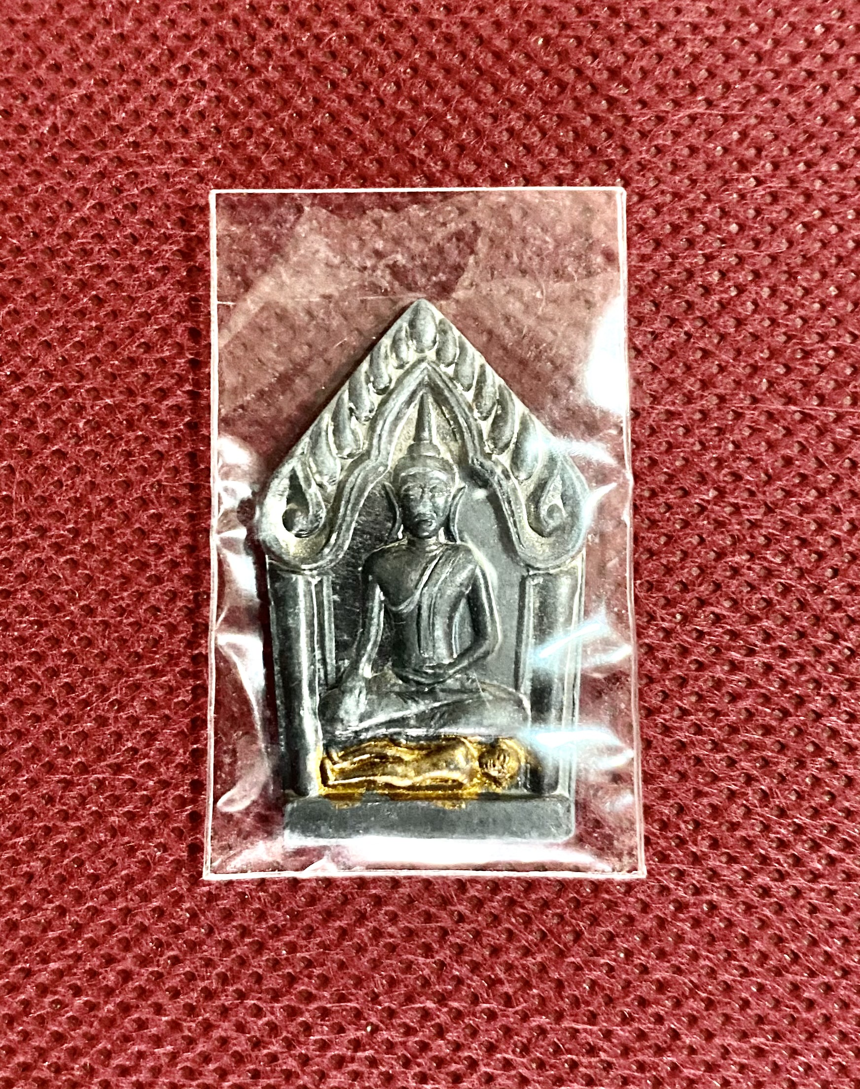 พระขุนแผนสาริกาลิ้นทอง เนื้อตะกั่ว (พิมพ์เล็ก) หลวงปู่ฤทธิ์ รัตนโชโต จ.บุรีรัมย์ สร้างปี 2542