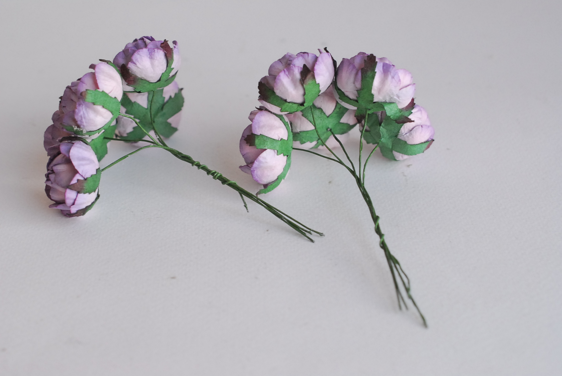 ดอกไม้กระดาษสาราคาส่ง, ดอกไม้กระดาษ,สำหรับตกแต่งของชำร่วย งานแต่งงาน ดอกกุหลาบกลม peony ขนาด 3.5 cm. จำนวน 25 ดอก, สีม่วงปัด Paper Flowers, Peony flowers supplies size 3.5 cm./ 25 pieces, handmade flowers, peony purple brush color.