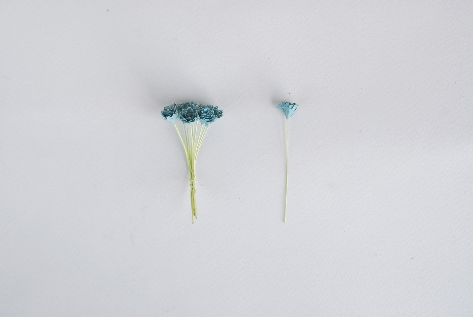 ดอกไม้ประดิษฐ์, ดอกไม้กระดาษสา, ดอก gypsophila, ดอกยิปโซ งานประดิษฐ์ตกแต่งของชำร่วย, ดอกไม้ทำพานพุ่ม, พานรับไหว้, ขนาด 0.4 cm. สีฟ้าตุ่น colonial blue