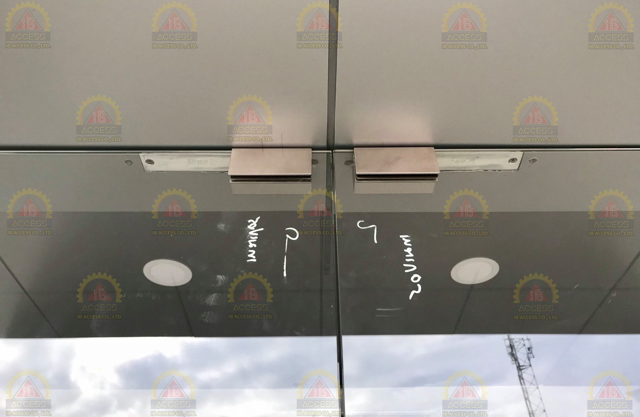 Frameless Bracket สำหรับประตูกระจกบานเปลือยล่าง ยี่ห้อ SOCA รุ่น BR-100C