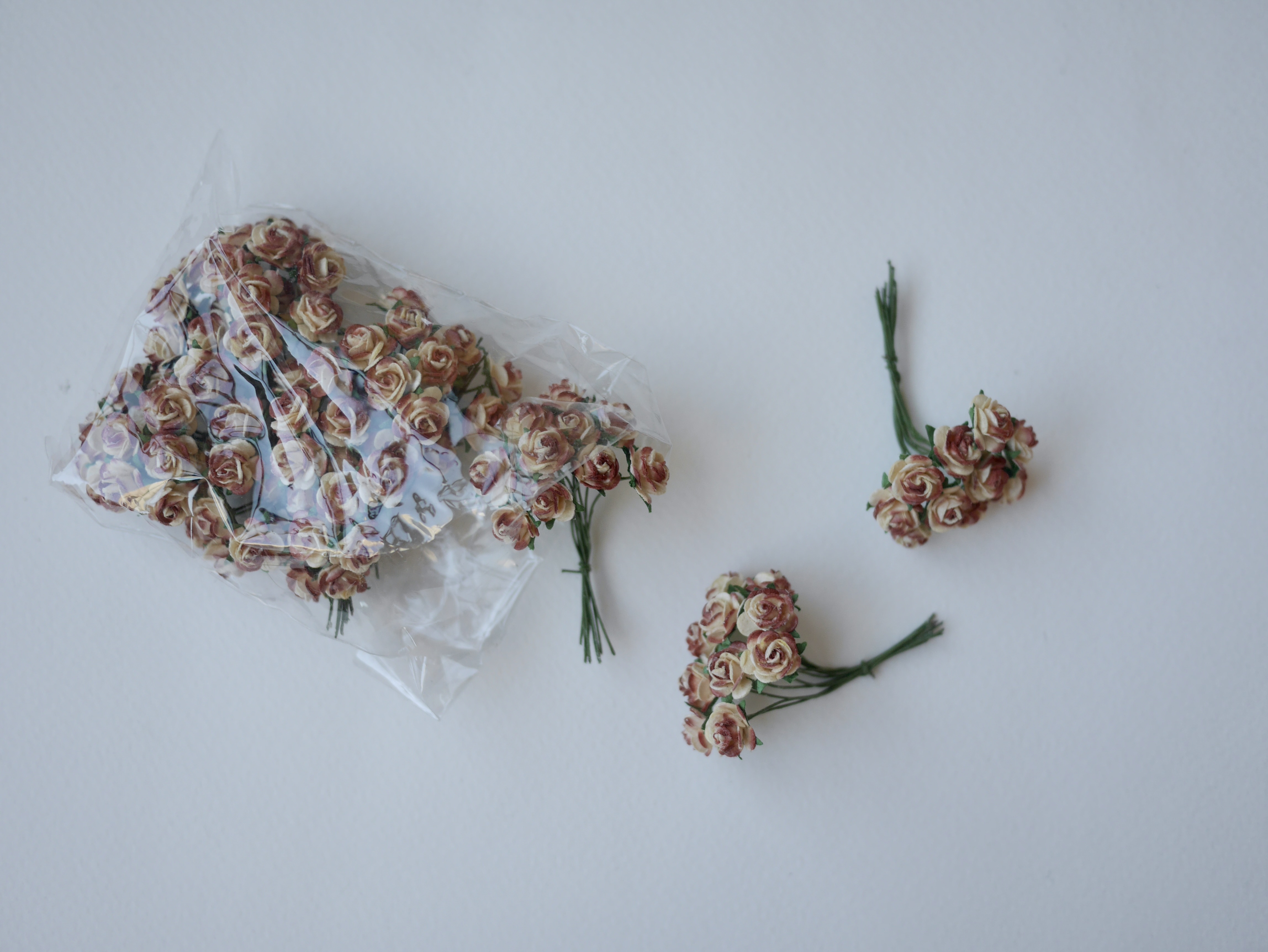 ดอกไม้กระดาษสาสำหรับตกแต่ง ของชำร่วย ดอกกุหลาบจิ๋วสีม่วง กระดาษสา สีน้ำตาลปัดสีเหลือง ขนาด 1 cm. จำนวน 100 ดอก/1 ถุง small paper flower, small roses supplies size 1 cm. medium brown brush cream color. 100 pieces.