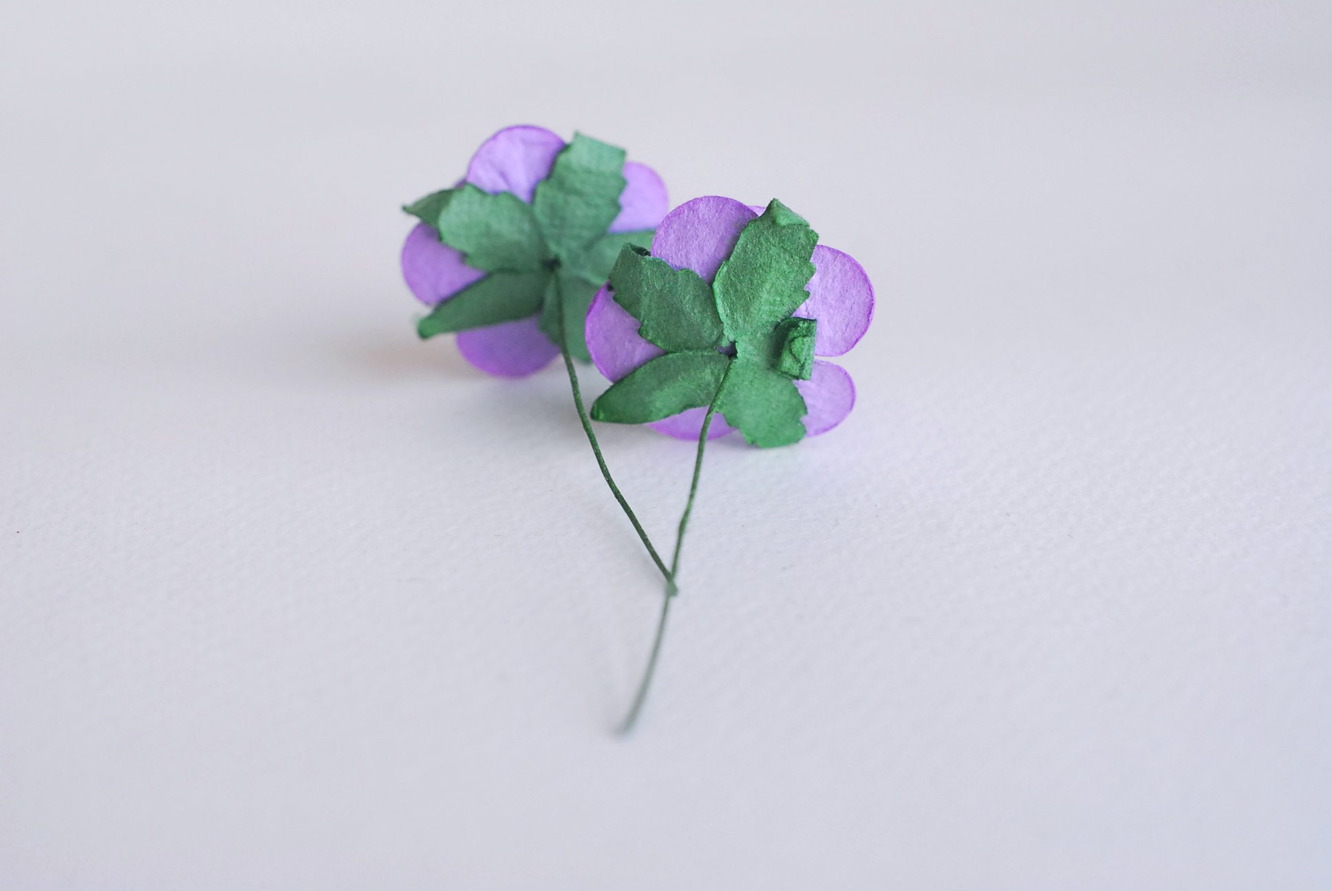 ดอกไม้กระดาษ ดอกไม้กระดาษสา ราคาส่ง,ดอกไม้กุหลาบกระดาษ ดอกกุหลาบกระดาษสา ดอกไม้ประดิษฐ์ สำหรับตกแต่ง หรืองานแต่งงาน สีม่วง ขนาด 2.5 cm. จำนวน 50 ดอก